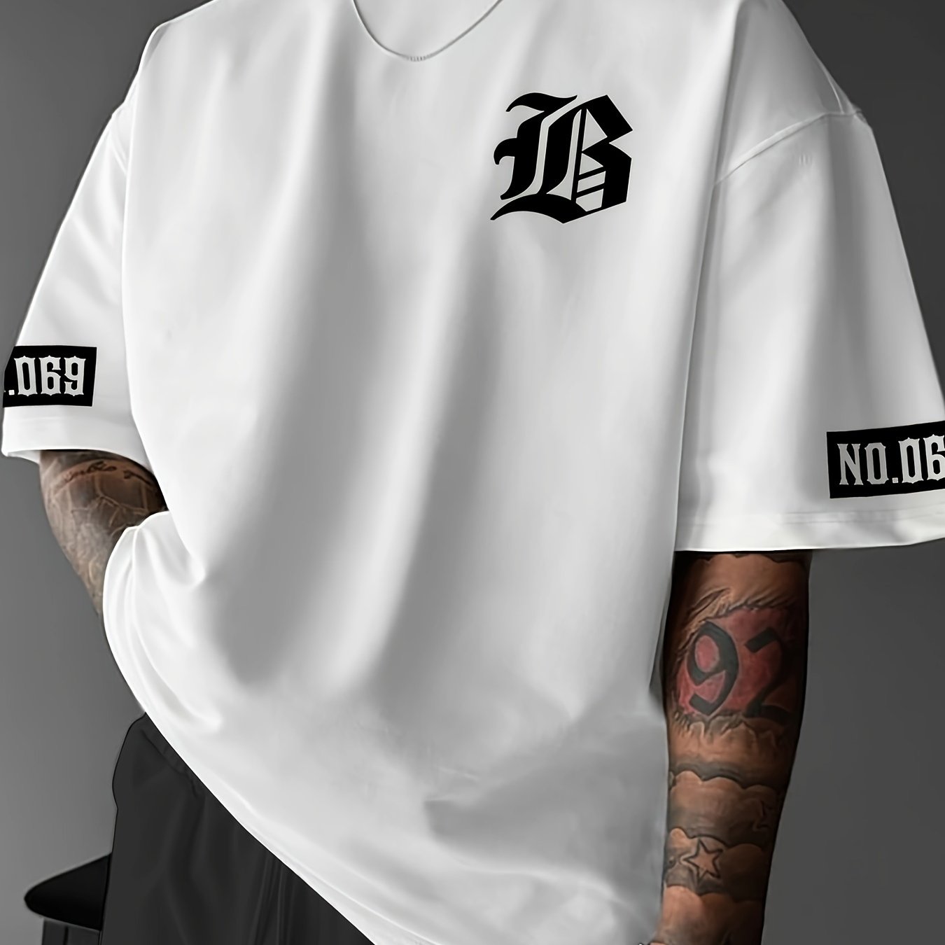 Yoz va bahor uchun yumshoq poliesterdan tayyorlangan, yumshoq bo'yinli va keng kesimli erkaklar uchun tasodifiy moda printli futbolka.