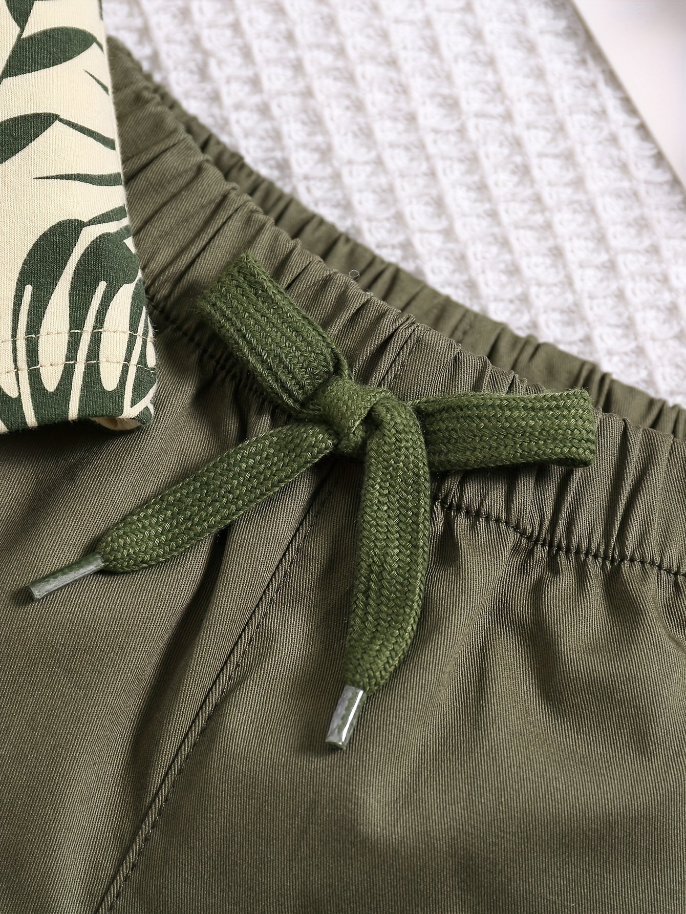 O'g'il bolalar uchun paxta bargi bosma kundalik kiyimlari, qisqa qo'lli T-shirt va chizilgan shortlar, bahor va yoz uchun