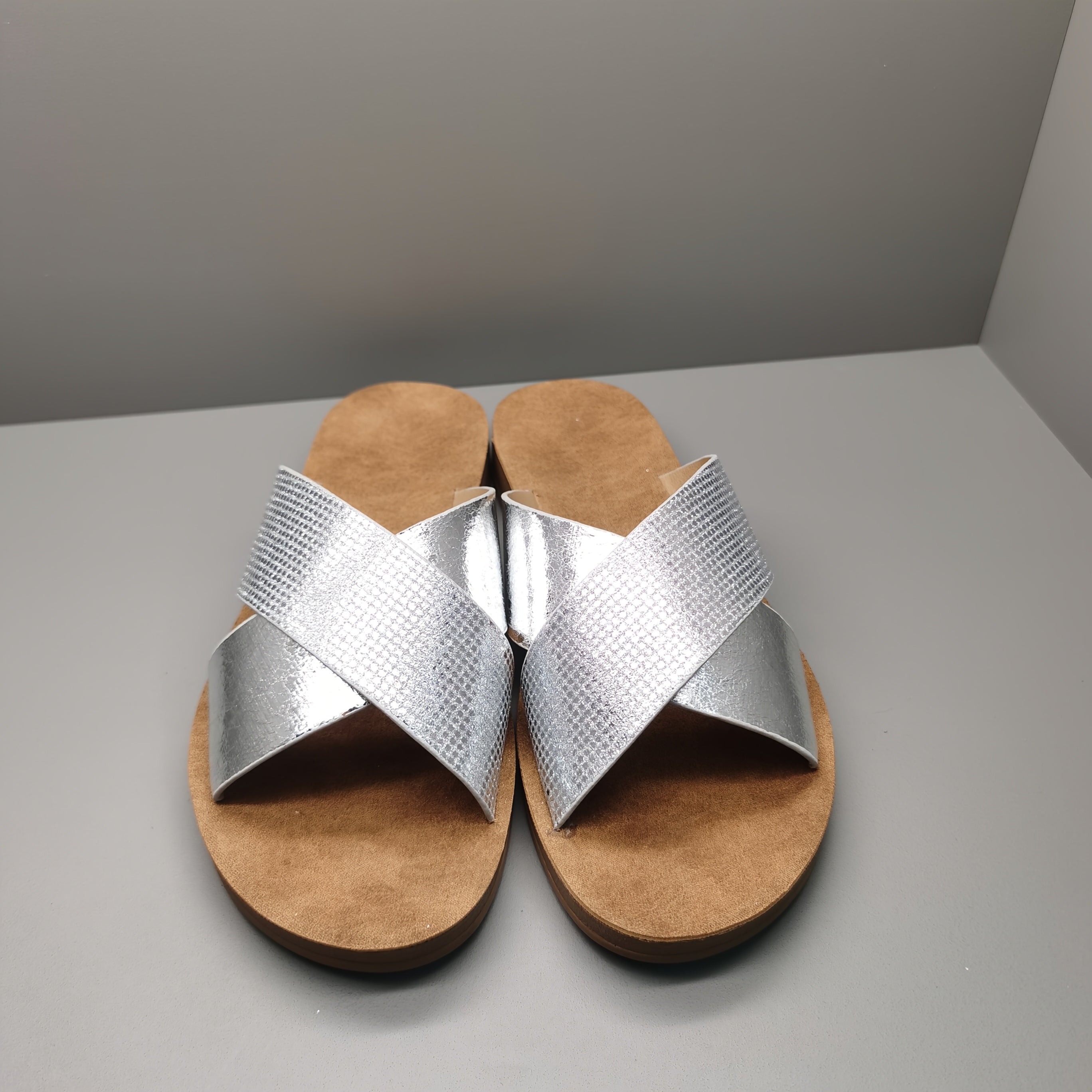 Ayollar uchun metallik xoch-uzukli oson kiyiladigan sandallar ochiq barmoqli yozgi slaydlar yostiqli ichki qismi