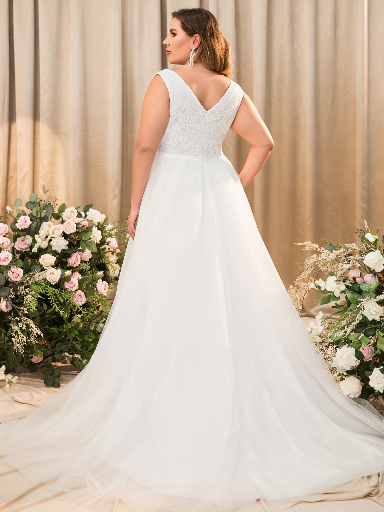 Plus Size Women's Lace V-Neck Sleeveless Wedding Dress A-Line Formal Gown