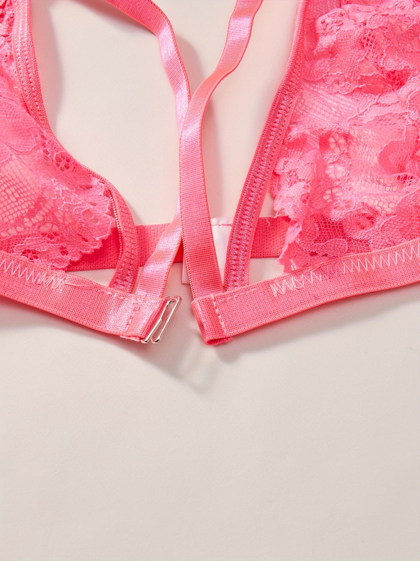 Jozibali ichki kiyim to'plami, dantel, metall zanjir tafsilotlari, brassier, ichki kiyim, romantik sovg'a yoki boudoir kiyimlari uchun mukammal.