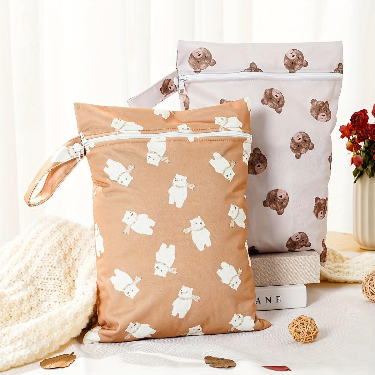 Два водонепроницаемых мешка для влажных вещей, которые можно стирать и использовать в качестве сумок для подгузников. Это многофункциональные мешки для хранения подгузников, которые также могут использоваться как мешки для влажных/сухих вещей.