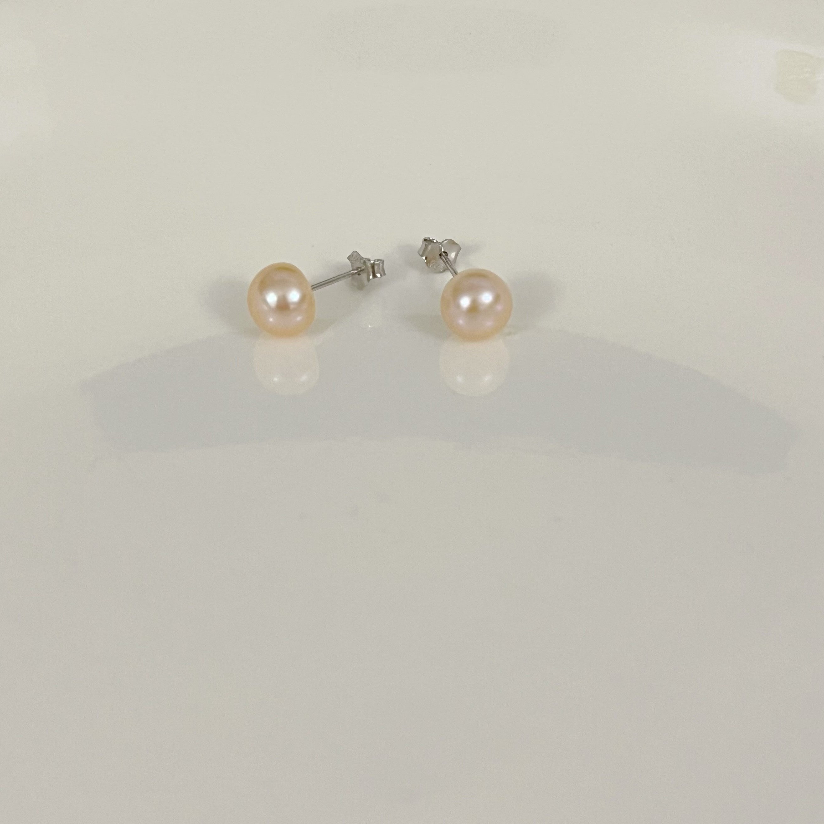 S925 Silver Stud Earrings with Natural Freshwater Pearls - Kundalik kiyim yoki maxsus tadbirlar uchun nozik va ko'p qirrali tekis dumaloq marvaridli studlar