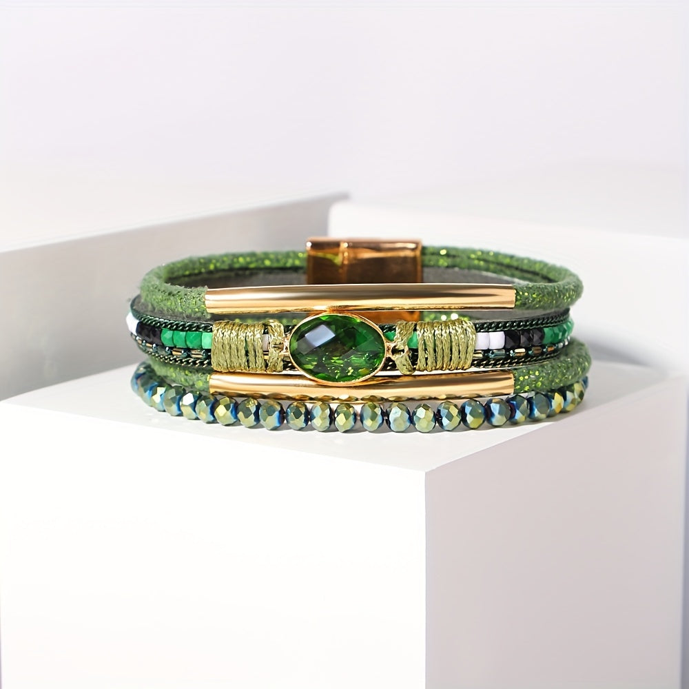 Yashil kristall to'plar va oltin aksessuarlar bilan bezatilgan noyob ko'p qatlamli sun'iy charm o'ralgan bilaguzuk - 14-fevral, har kuni kiyish va maxsus tadbirlar uchun ideal