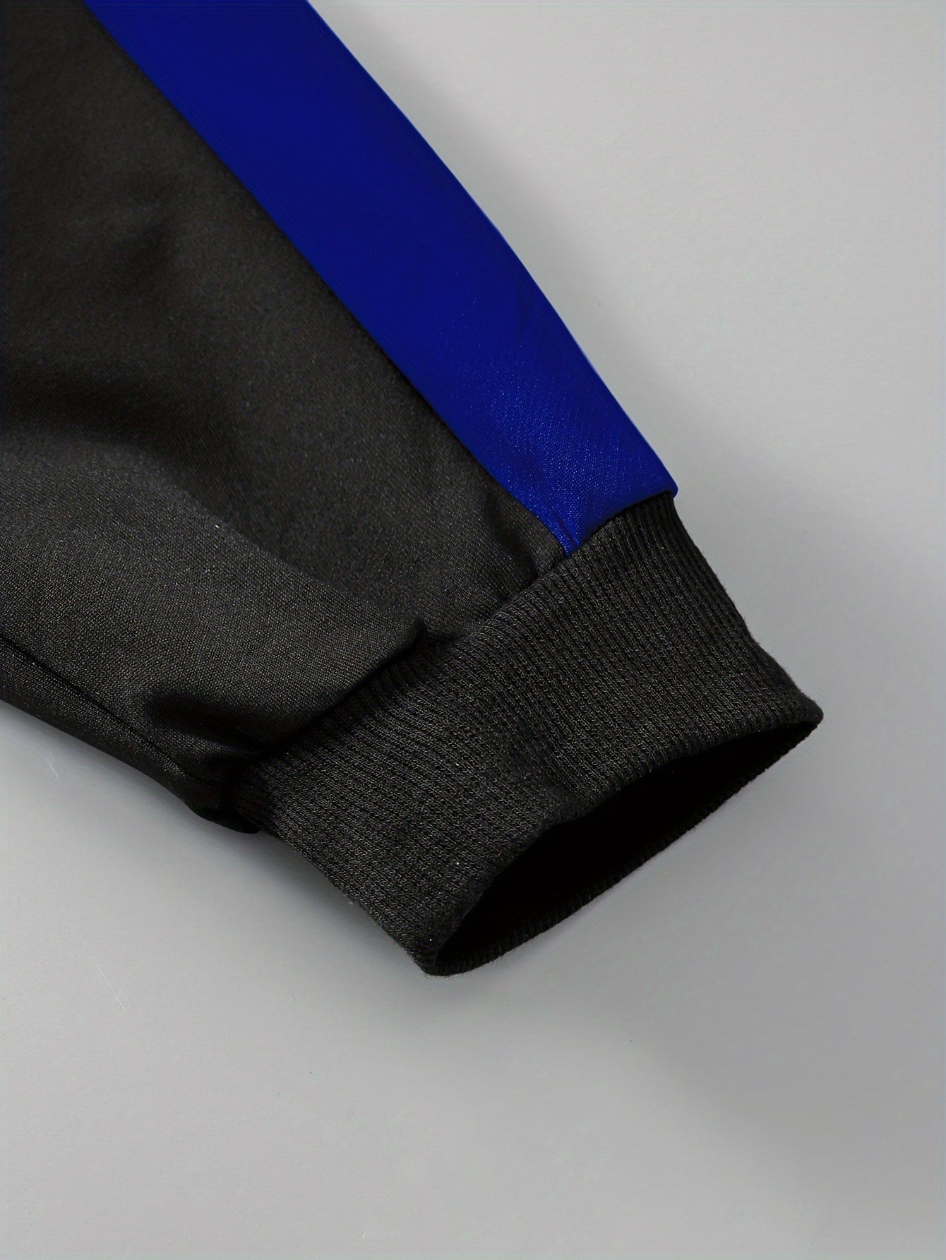 Elastik cho'ziluvchan polyester to'qilgan pullover, rangli blok dizayni bilan. O'g'il bolalar uchun keng fit, bahor/kovak fasllarida ochiq havoda faoliyatlar uchun mukammal. Mos keluvchi shimlar to'plami bilan birga keladi.