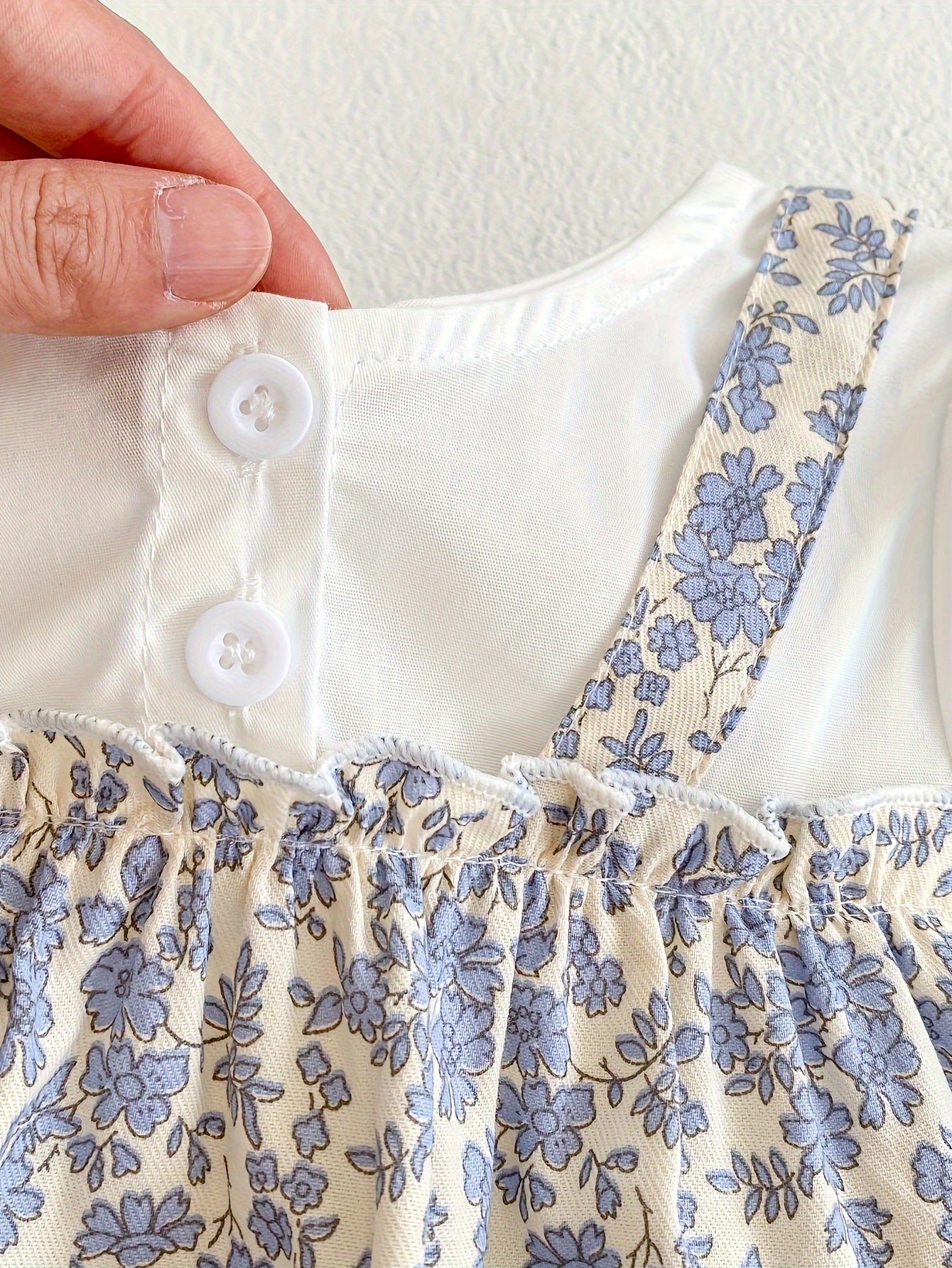 Kichkina qiz uchun gul bilan bezatilgan romper kiyi, puff qo'llari va mos keladigan shlyapa bilan, bolalar va chaqaloqlar uchun yozgi kiyim