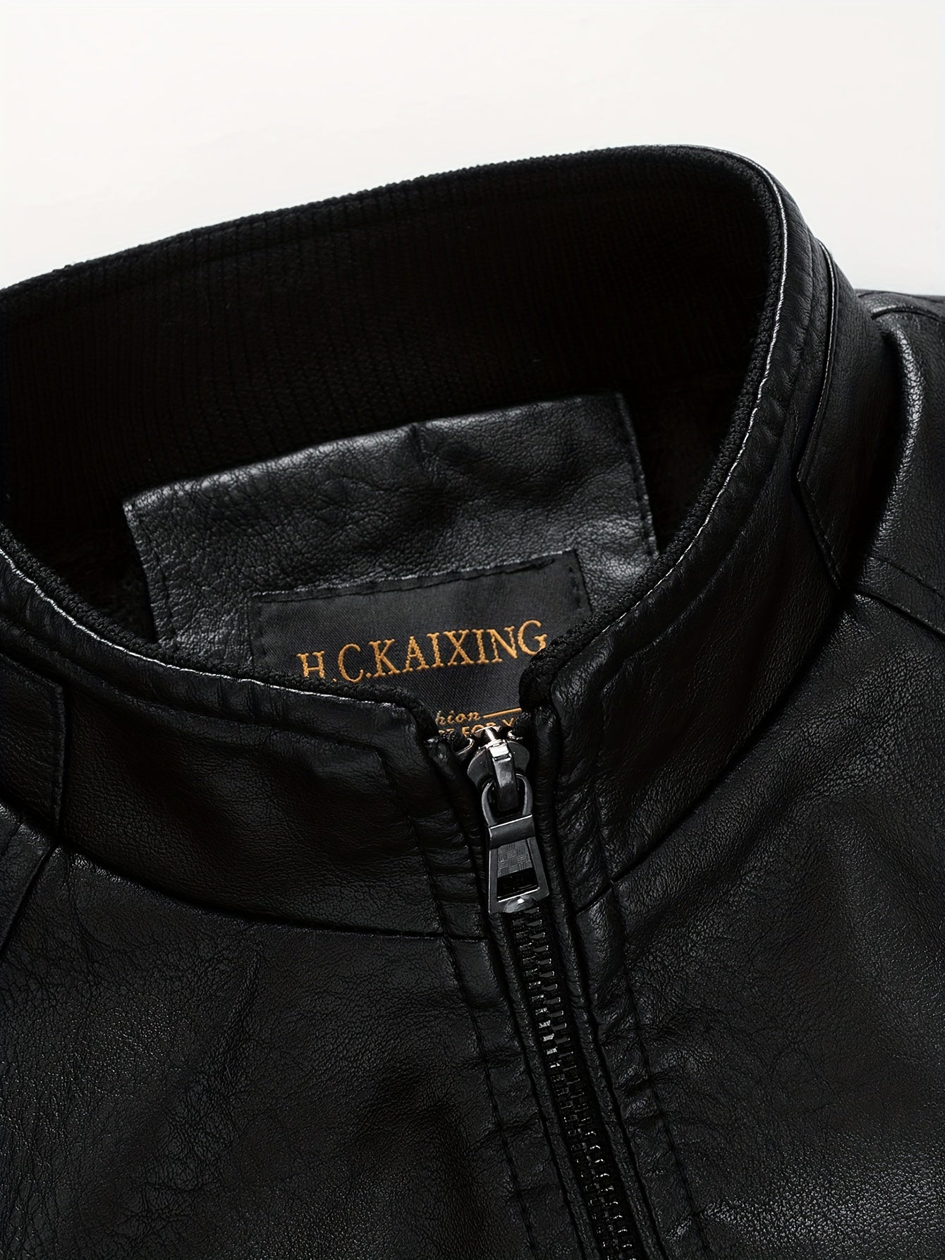 Erkaklar uchun qora PU teri kurtka, zip-up, bir nechta cho'ntaklar, porloq tugatish; tasodifiy kiyimlar va ochiq havoda faoliyatlar uchun ajoyib.