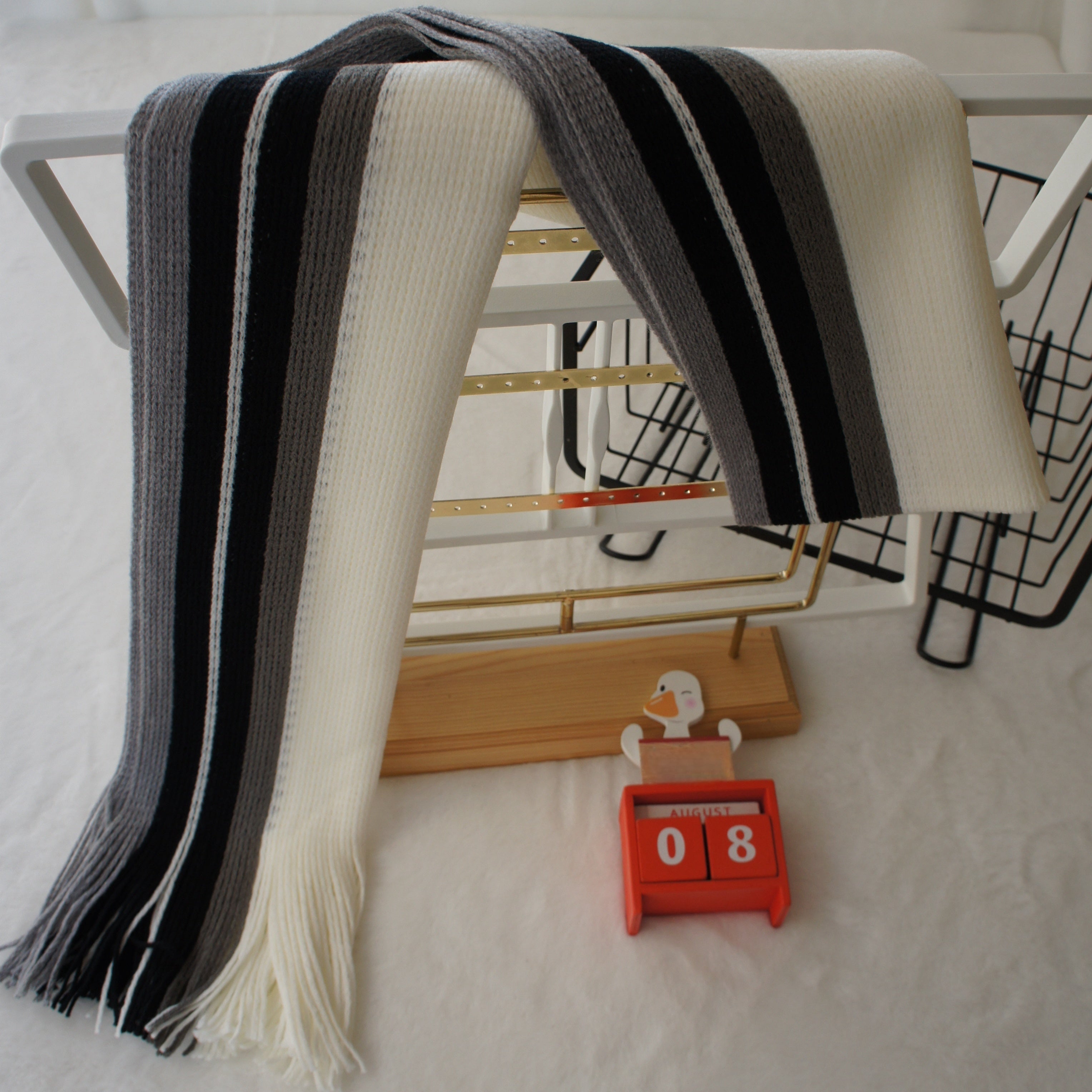 Tashqi trend uchun to'qilgan moda aksessuar - Erkaklar uchun tasma detali bilan rangli blokli chiziqli sharf, iliq akril materialdan tayyorlangan