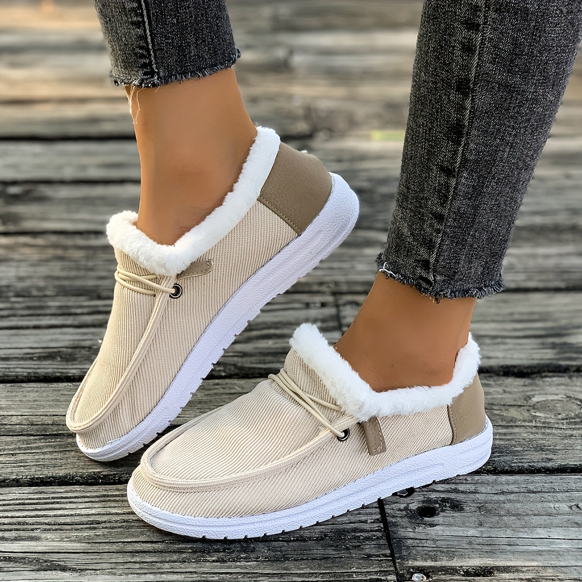 Ayollar uchun bej rangli slip-on mokasinlar, mo'ynali chetlar bilan, kundalik tekis poyabzal