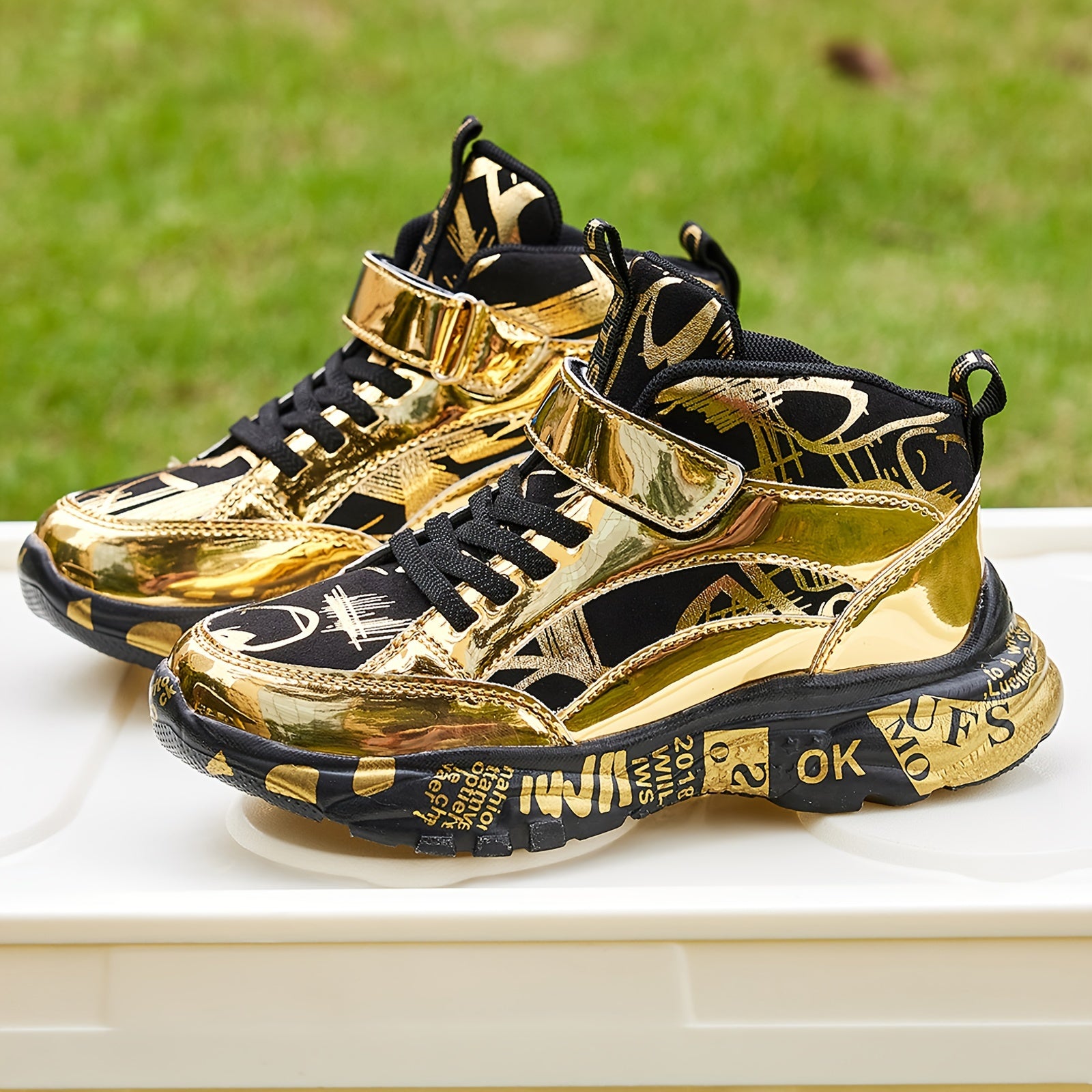 Preppy uslubidagi bolalar sport krossovkalari T-yostiq, multfilm naqshi, qopqoq va lenta yopilishi, pastki qismi va mato ichki qismi bilan. EVA taglik, PU yuqori qismi, mato astar, to'plar va kamon detali mavjud. Ideal