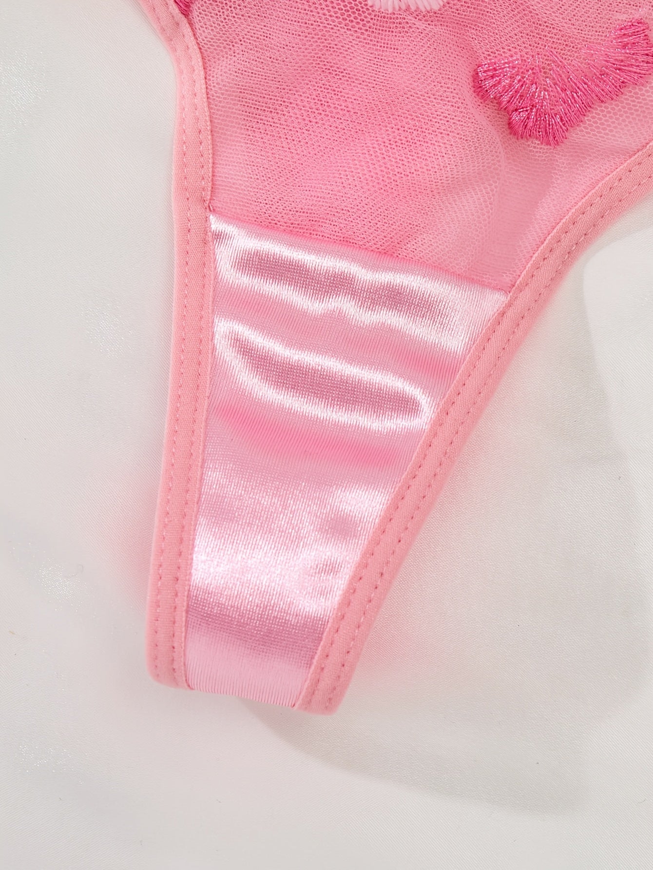 Ayollar uchun chiroyli pushti gullar bilan bezatilgan ichki kiyim to'plami, qulay push-up brassiy va past bel brieflar bilan - kundalik kiyish uchun ideal.