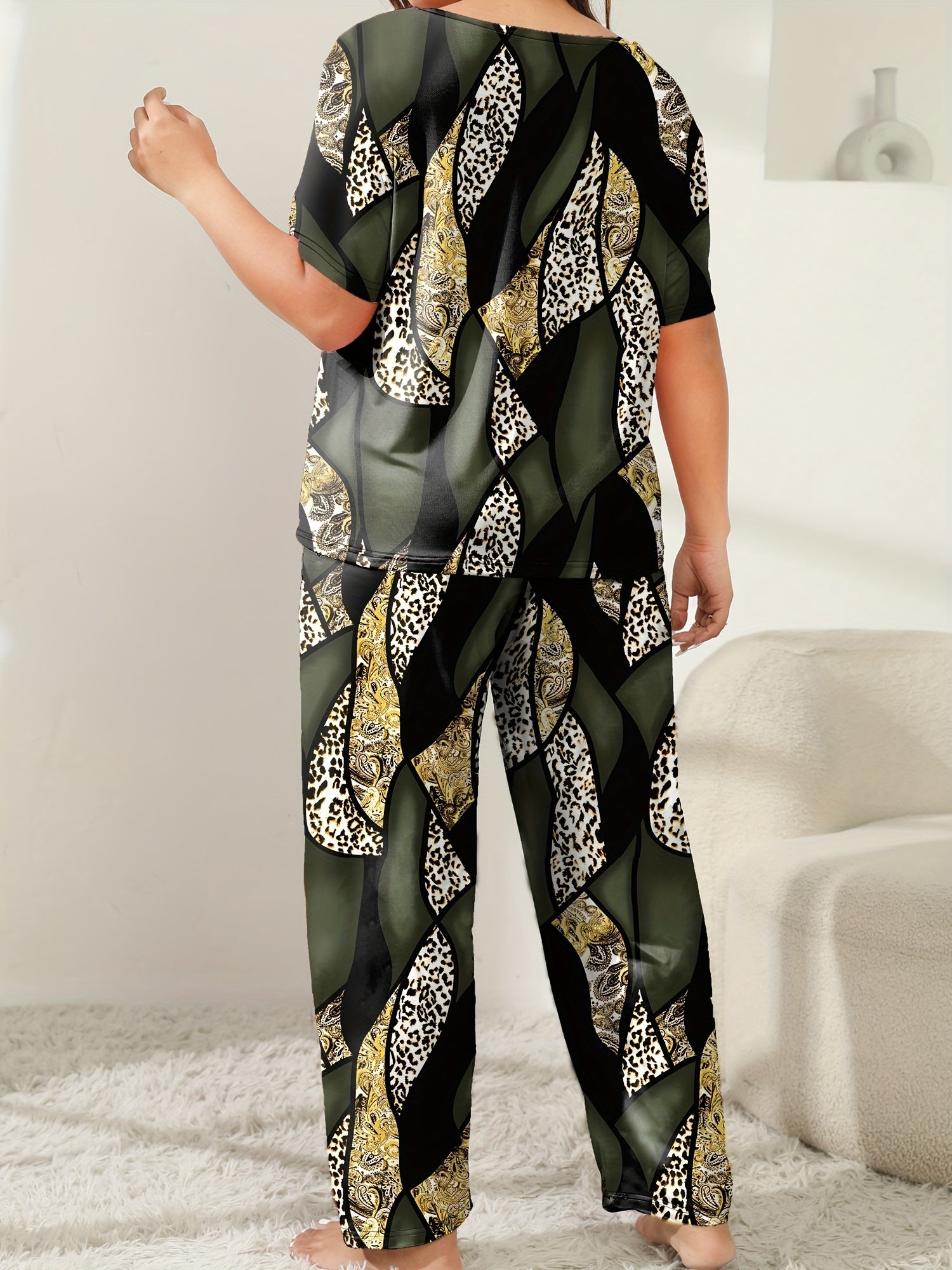 Plus o'lchamli dam olish to'plami qisqa qo'lqopli rang-barang pijama yirtqichlar, paisley