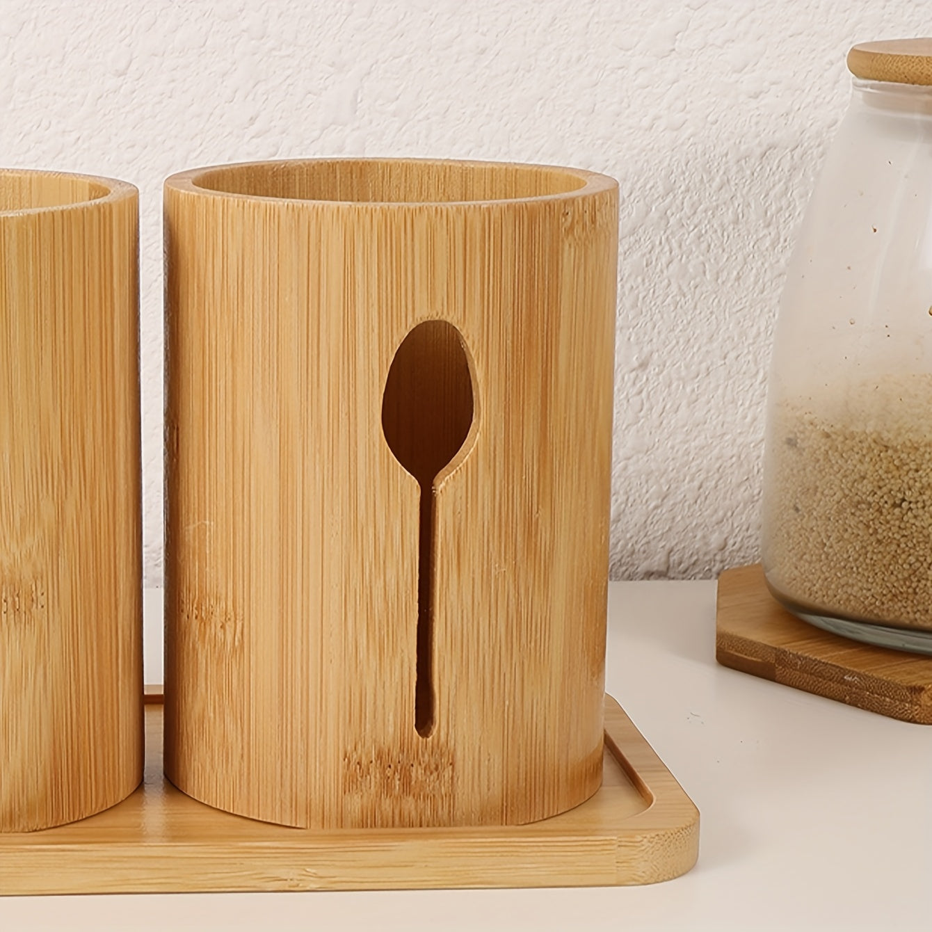Yagona Tableware Storage Bucket yoki to'rtlik to'plamni tanlang, ularga pichoq, vilkalar va qoshiq uchun uchta Kitchen Utensil Storage Buckets kiradi, barchasi Bamboo Tray Base ustida joylashgan.