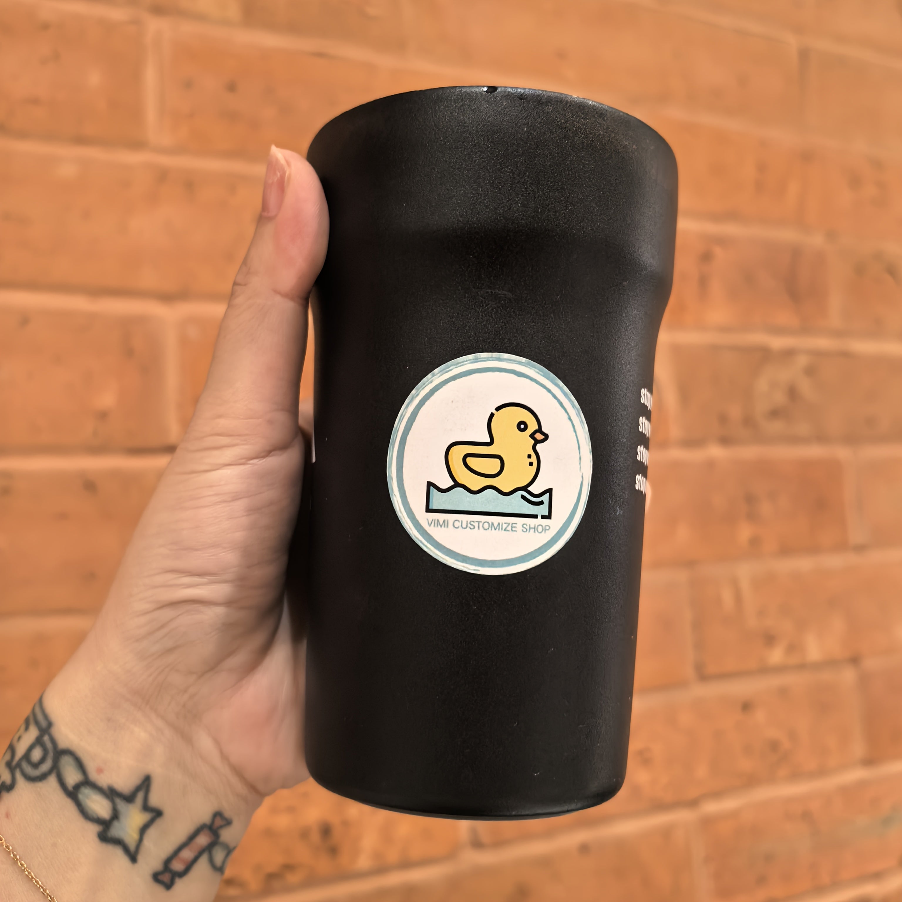 Suv o'tkazmaydigan PVC va oq pastki PP qog'ozdan tayyorlangan maxsus stikerlar 3.99 sm logotiplar, sovg'alar, yorliqlar uchun