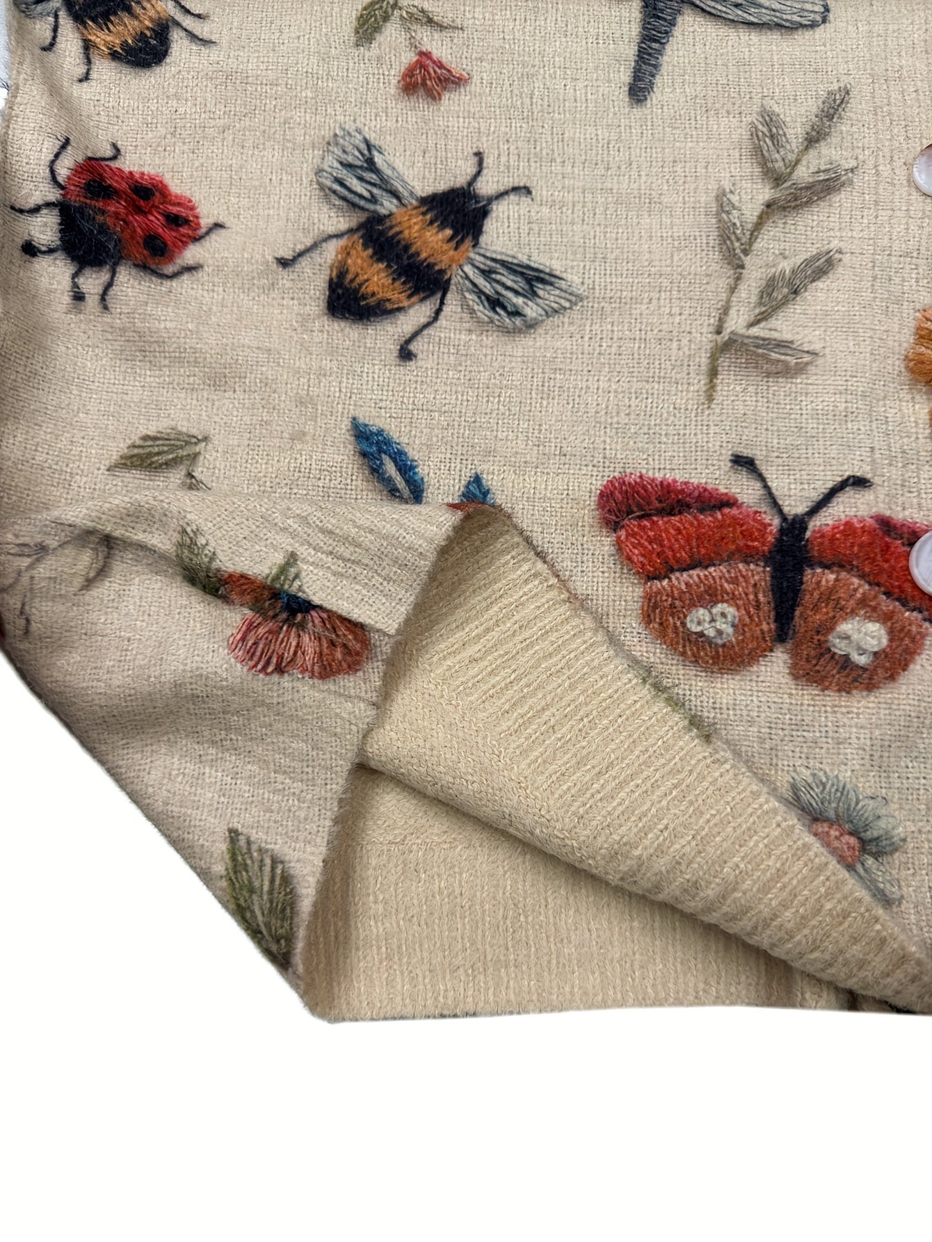 Ayollar uchun katta o'lchamli gullü va hasharotli bosma cardigan bej V-shakli bo'yinli uzun qo'lqopli pullover