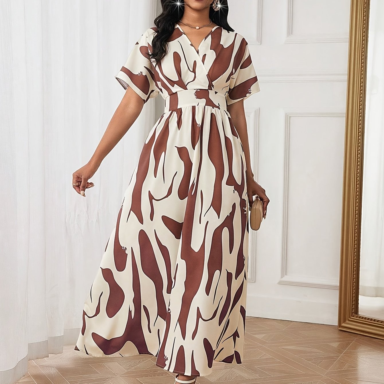 Rang blokli, siqilgan belbog‘li A-chiziqli kiyim, V-shakllı bo‘yin va qisqa qo‘llar bilan yoz uchun