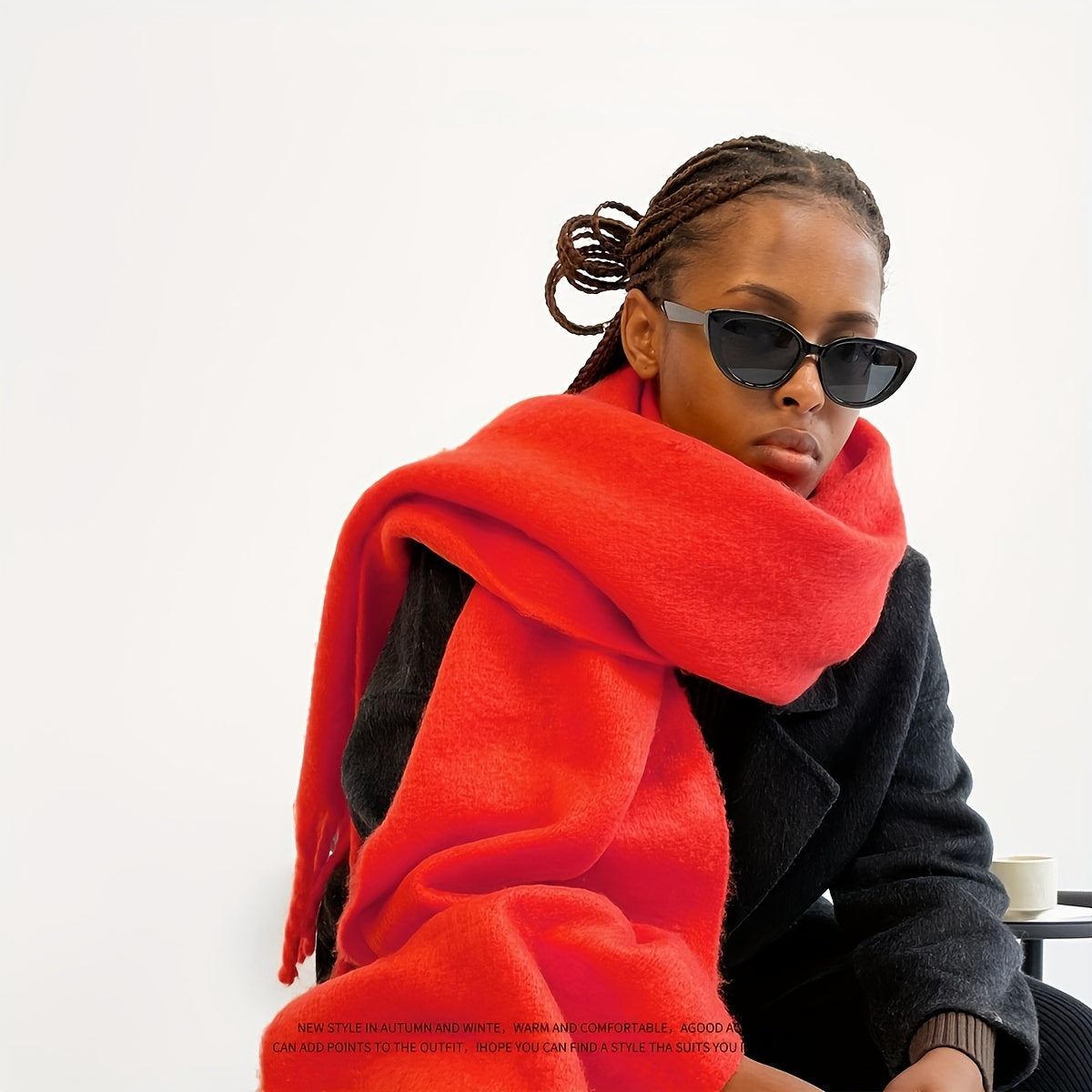 Qalinlangan tassellar bilan qalin rangli qishda sharf