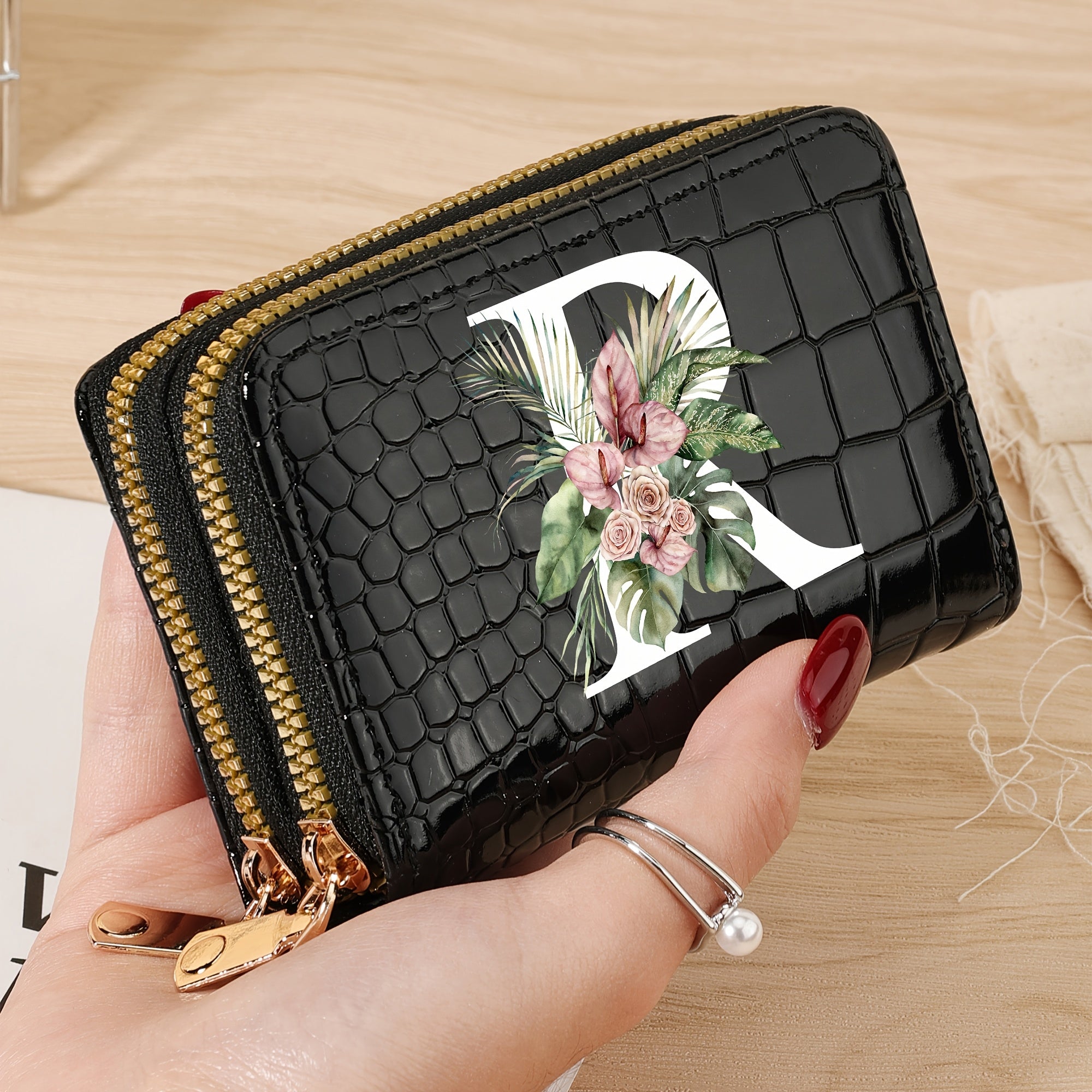 Cartera para tarjetas de crédito para mujer con estampado floral de letras, negro y blanco, gran capacidad, con cremallera y textura de cocodrilo en PU