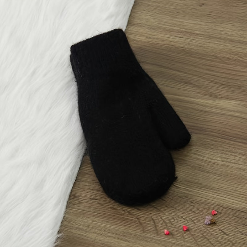 Iliq va yumshoq to'qilgan qo'lqoplar oddiy bir rangli dizaynga ega, kuz va qish uchun nafis va ko'p maqsadli. Ushbu qo'lqoplar qo'shimcha issiqlik va sovuqdan himoya qilish uchun yumshoq velur bilan astarlangan, erkaklar va ayollar uchun mos keladi.