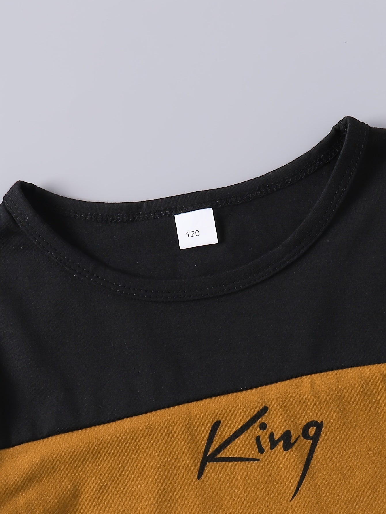 Yigitlar uchun yozgi kundalik ko'rsatilgan to'plam, rang blokli T-shirt va jogger shimlar bilan, 12 o'lcham