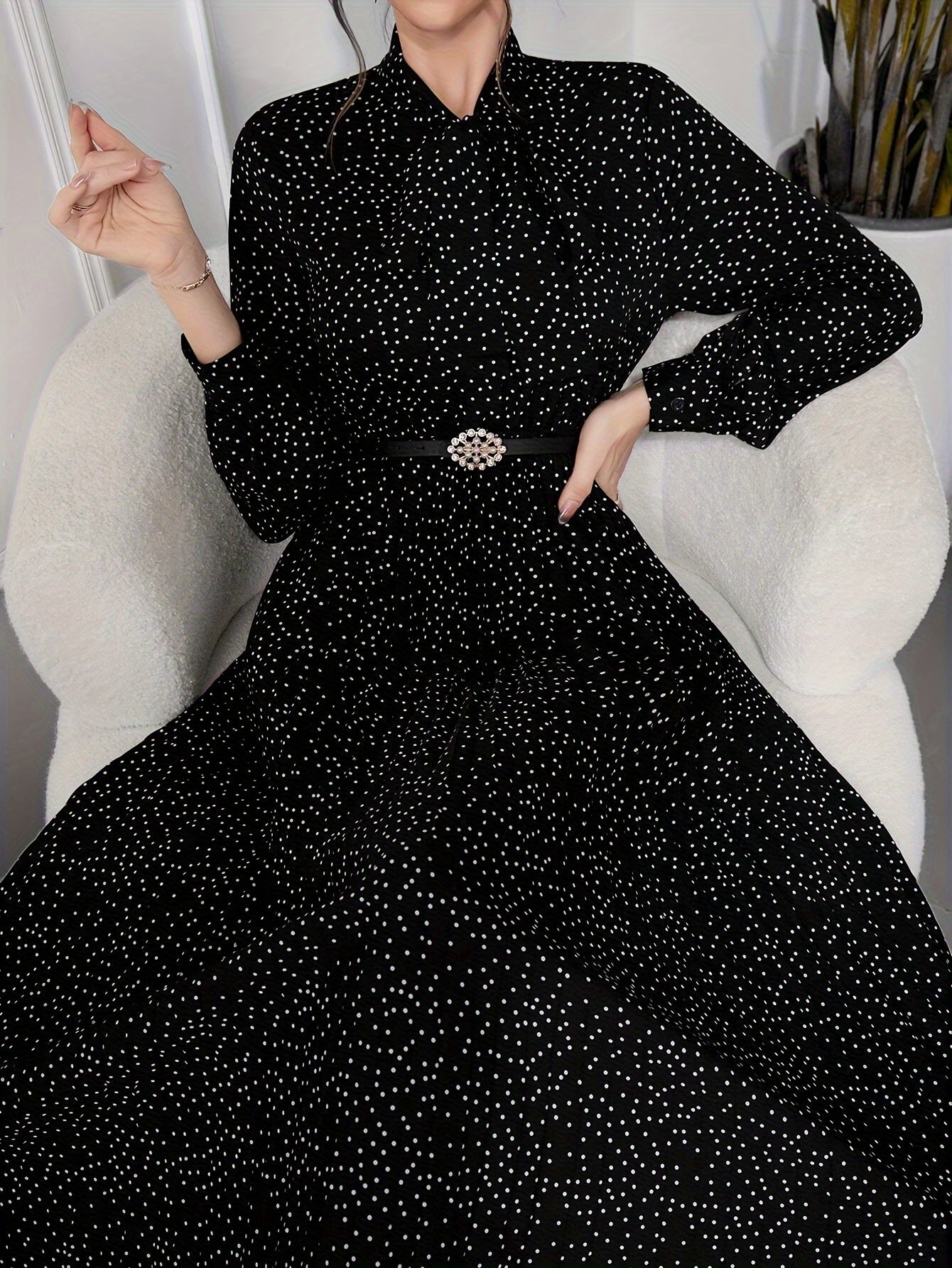 Bahor va kuz uchun qora va oq rangli gul bosma kiyingan kiyingan bilan bog'langan bo'yinbog'li kiyingan