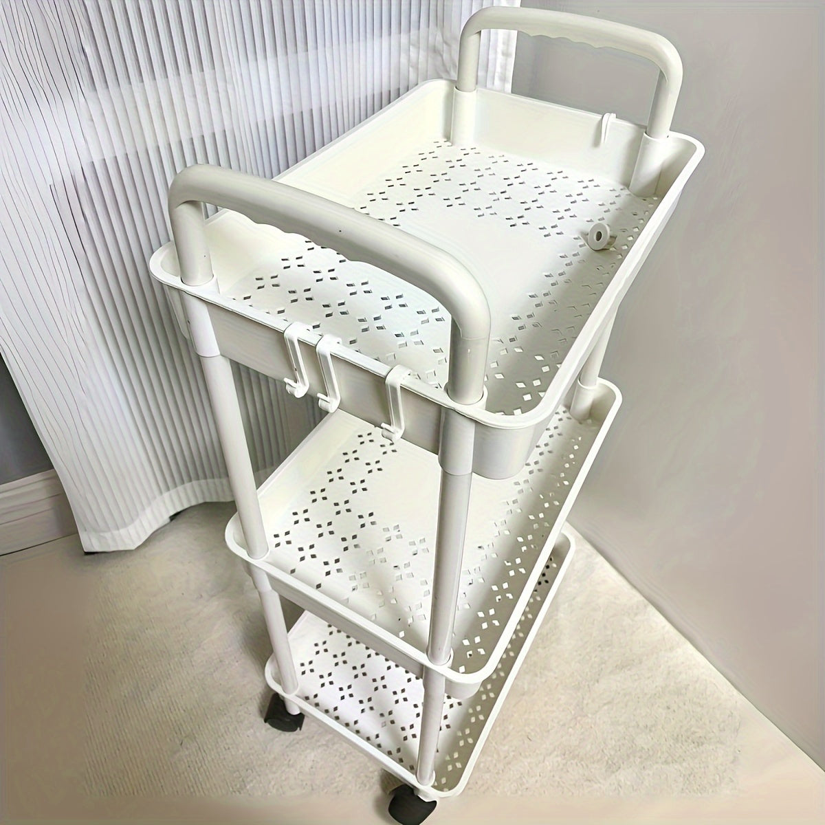 G'ildirakli moslashuvchan saqlash aravachasi, atıştırmalıklar va kitoblar uchun ko'p qavatli tashkilotchidir. Oshxona, yotoqxona yoki yashash xonasi uchun mukammal bo'lgan, bu joyni tejovchi plastik javon bir vaqtning o'zida amaliy va ko'p funksiyali.