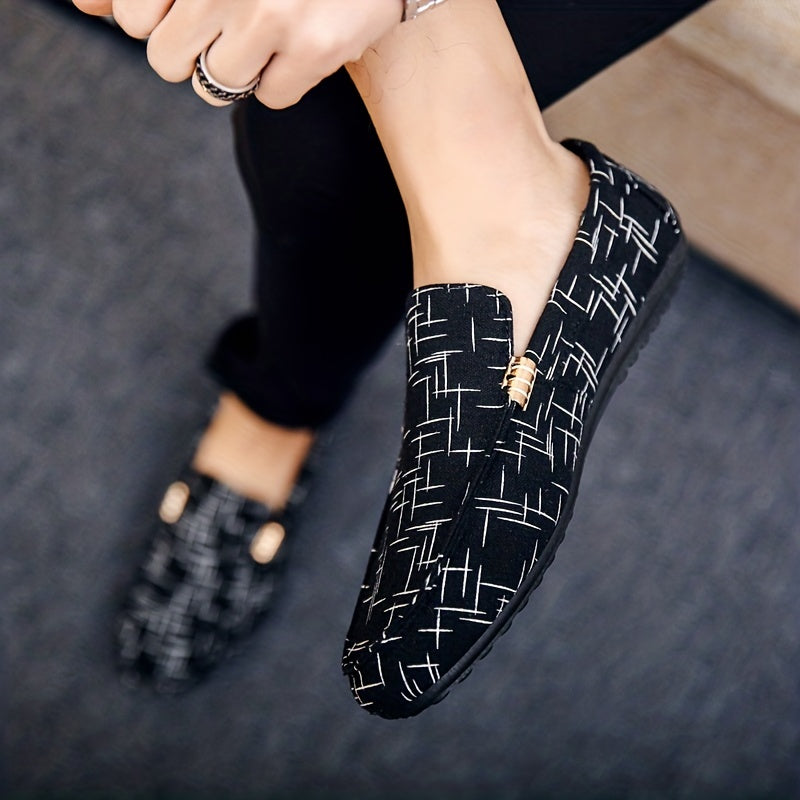 Mocasines slip-on de malla para hombre con patrón geométrico en negro y blanco para uso en exteriores