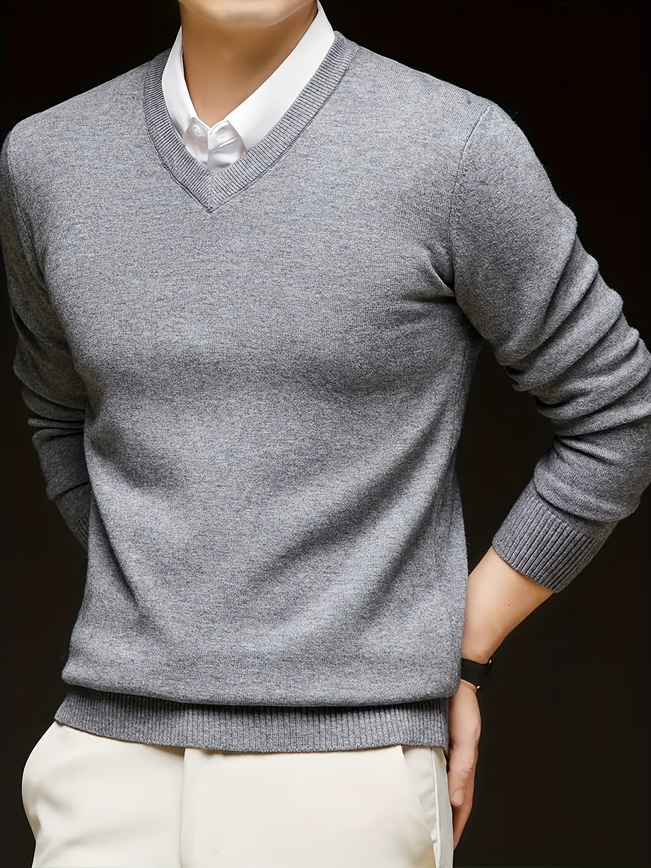 Erkaklar uchun bir rangli V-yuvalangan pullover sviter, rayon aralashmasidan to'qilgan, uzun yenglari va oddiy kesimi bilan, kundalik va tasodifiy kiyim uchun cho'ziluvchan matodan tayyorlangan.