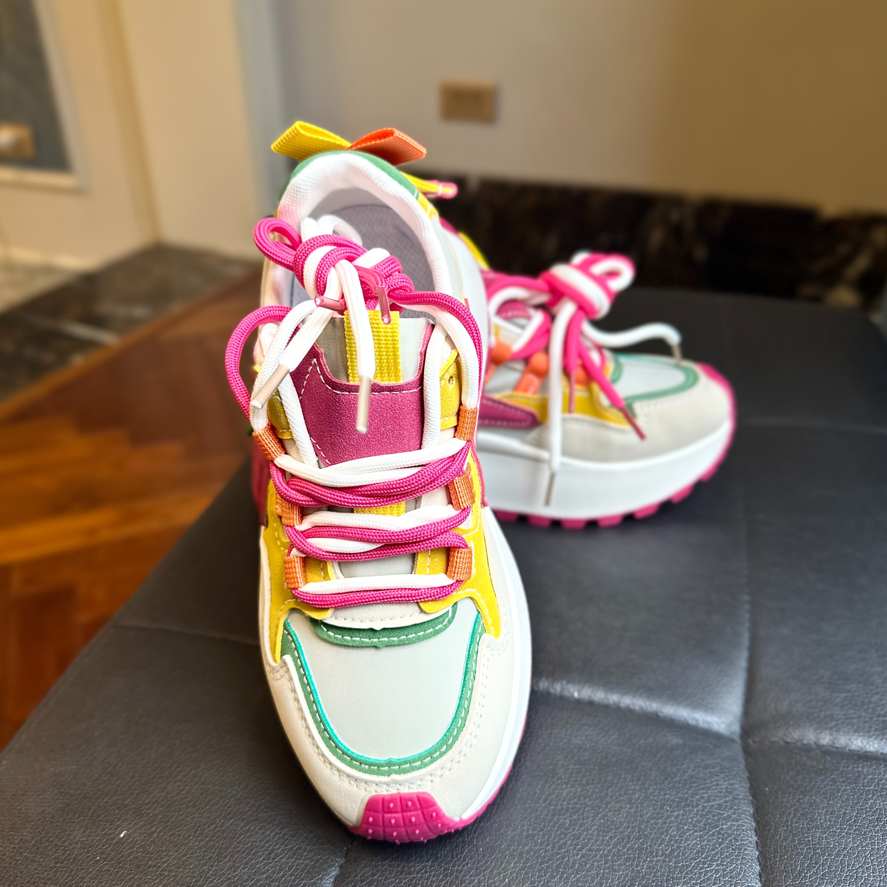 Ayollar uchun nafas oladigan tarmoq yozgi kundalik sport krossovkalar oq qalin kauchuk taglik