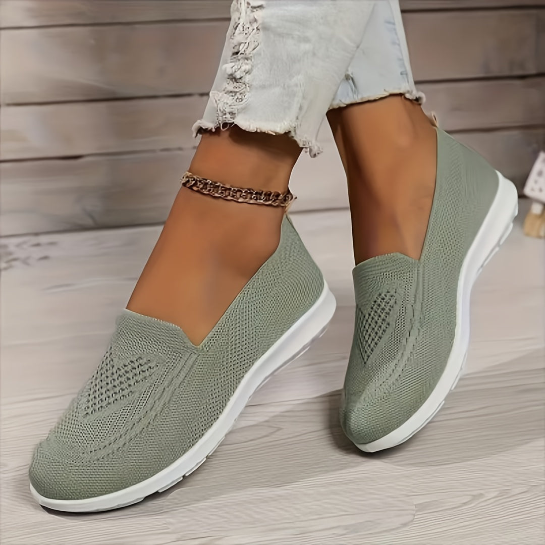 Ayollar uchun slip-on krossovkalari yengil va nafas oladigan, PVC taglik va mato astar bilan. Har mavsum uchun mukammal, bir nechta ranglarda mavjud.