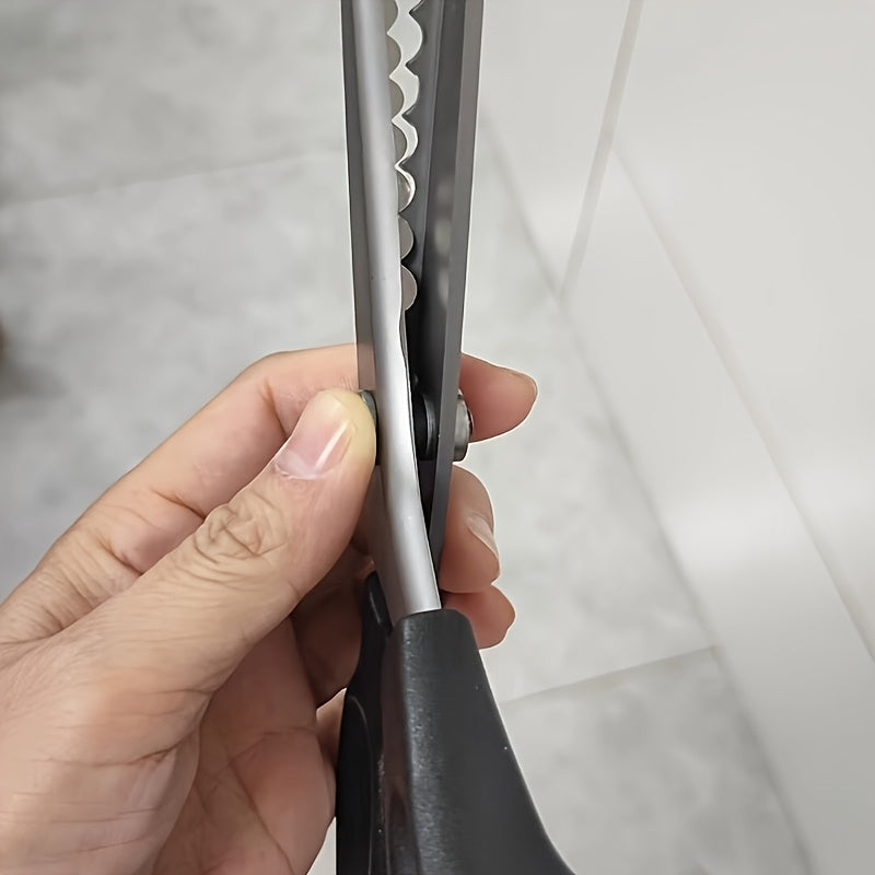 Matolarni kesish uchun tishli qirralarga ega bo'lgan muhim tikuv asbobi. Aniq hunarmandchilik loyihalari uchun ergonomik tutqichli zanglamas po'latdan yasalgan qaychi.