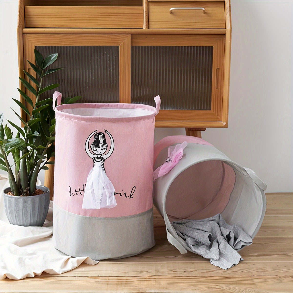 Qo'ltiqli mato kir yuvish savati, raqsga tushayotgan qiz dizayni bilan tasodifiy uslubda yig'iladigan saqlash savati, 12-14 yoshdagi bolalar uchun mukammal. Har qanday xonada o'yinchoqlar, kitoblar, kiyimlar uchun ajoyib.