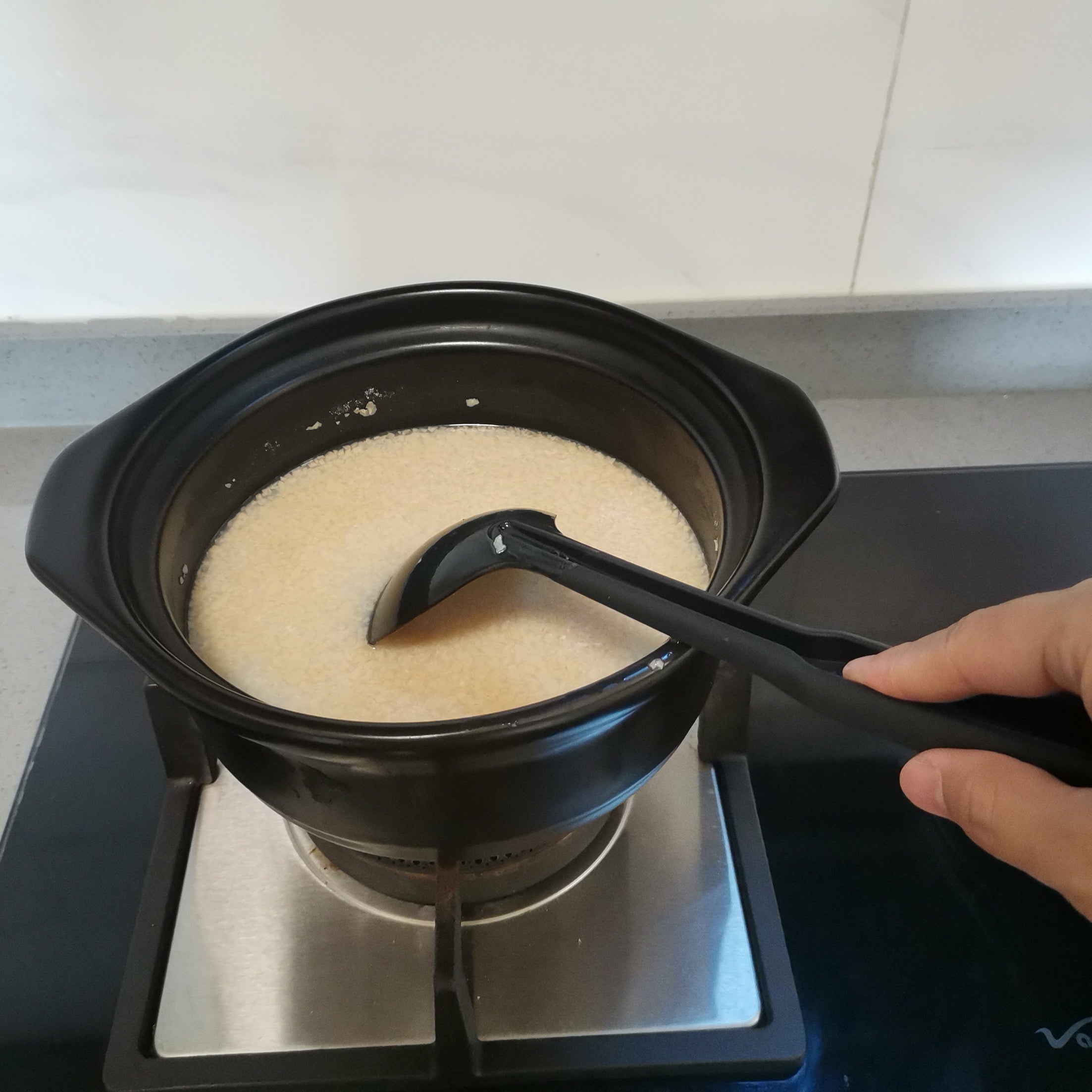 1 большая нейлоновая ложка для сервировки с нескользящей ручкой и отверстием для подвешивания для легкого хранения, идеальный кухонный инструмент.