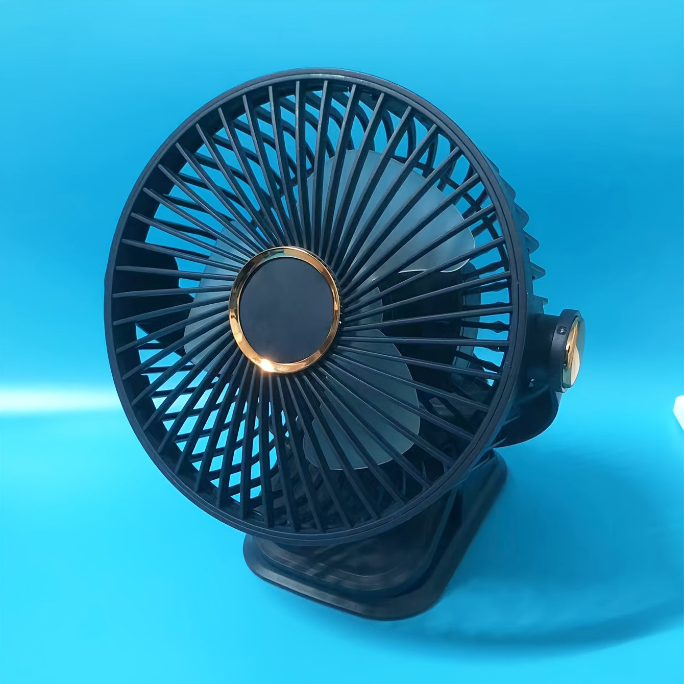 Tirnoq bilan yopishtiriladigan asos barqaror va xavfsiz joylashishni ta'minlaydi, shuningdek, qulay sovutish uchun xavfsiz joylashishni ta'minlaydi.