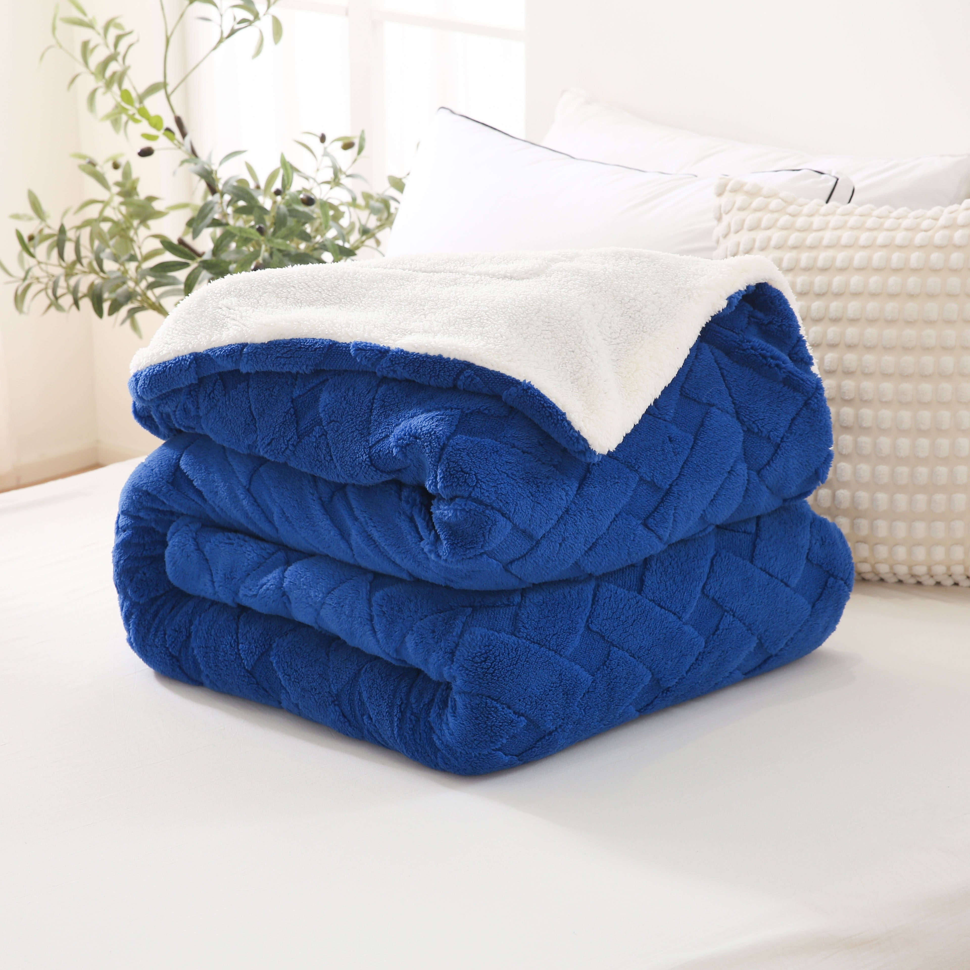 Contemporary Diamond Pattern Fleece Throw Blanket Soft Polyester Blend All-Season Warmth