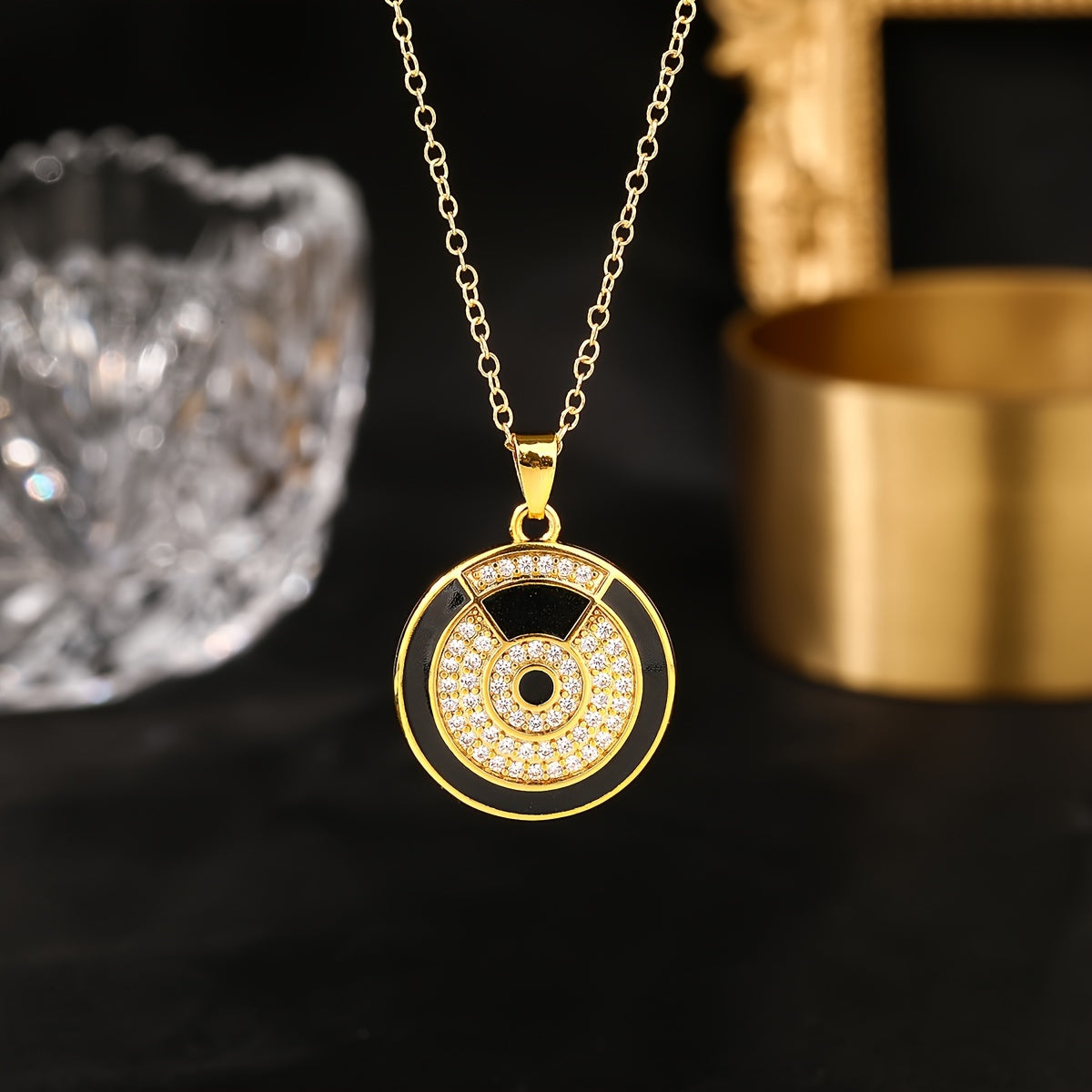 Шикарное подвесное ожерелье с круглой диском цвета угля, капающим маслом и покрытым гладким металлом.