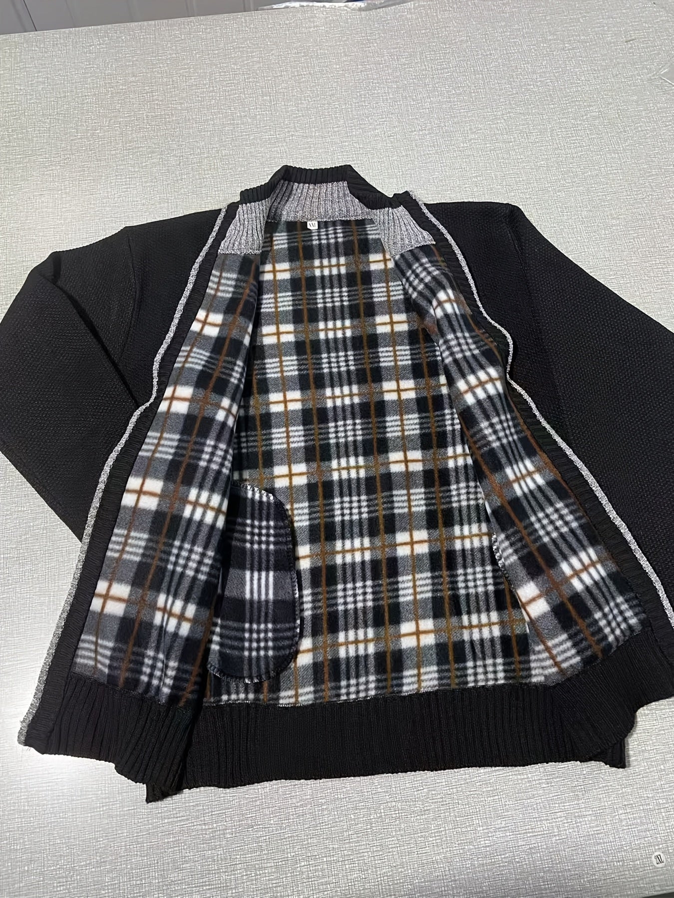 Katta o'lchamdagi erkaklar uchun krujka bo'yinli kardigan sviter 100% polyester to'qima matodan tayyorlangan. Mustahkam rang, uzun yenglar, oddiy moslik, cho'ntaklar va zipper tafsilotlari mavjud. Kuz/qish uchun ideal.