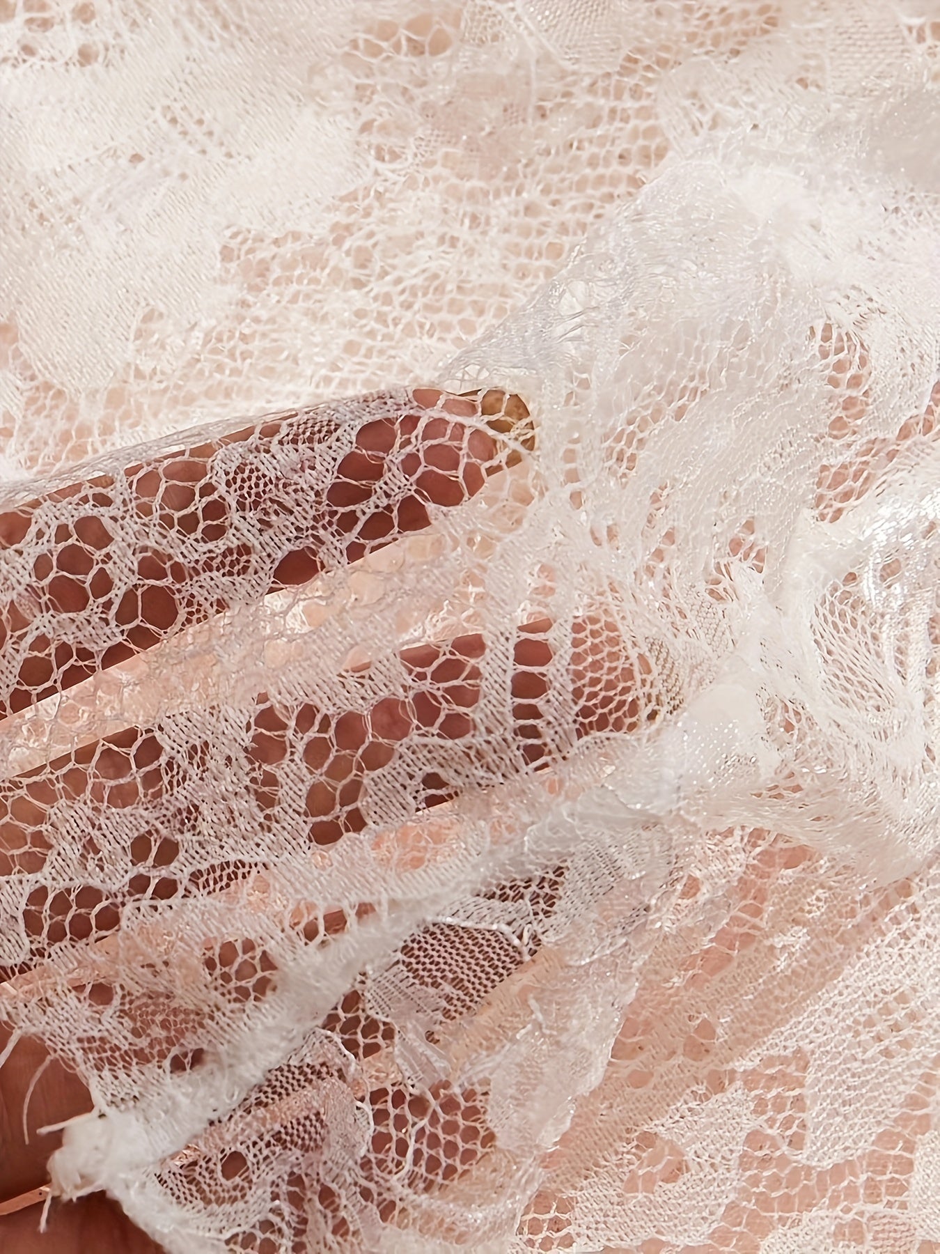 Ayollar uchun chuqur V-shaklidagi toza dantel uyqu kiyimi.