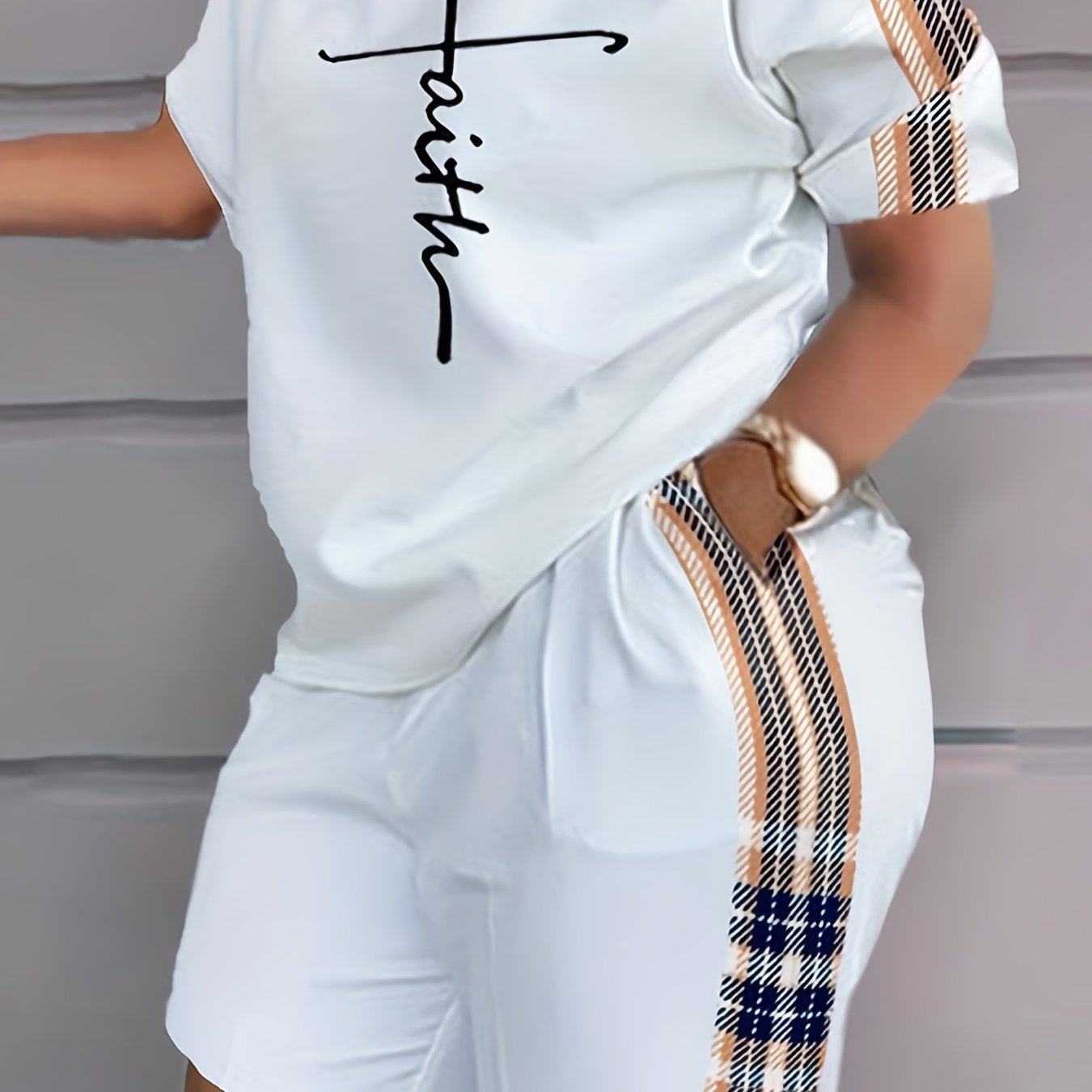 Conjunto de ropa deportiva de estampado de cuadros para mujer con camiseta de manga corta con estampado de fe y pantalones cortos de entrenamiento