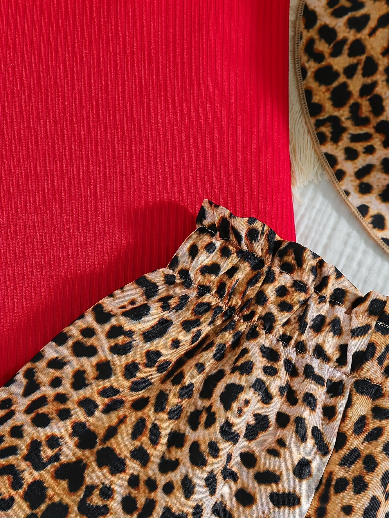 Летний комплект для детей: майка из трикотажа с сердечным принтом, шорты с леопардовым принтом, бантовая шляпа для вечеринок и прогулок на свежем воздухе