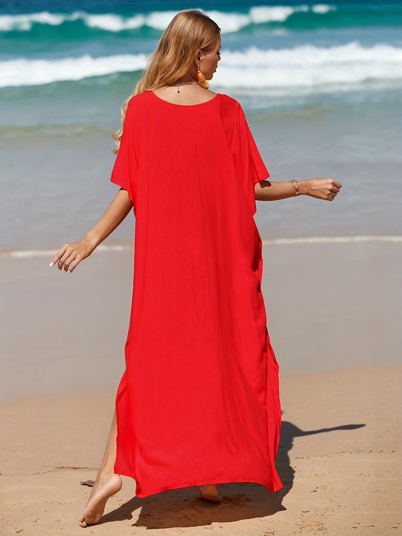 Vestido de playa boho blanco con escote en V, mangas batwing y abertura lateral