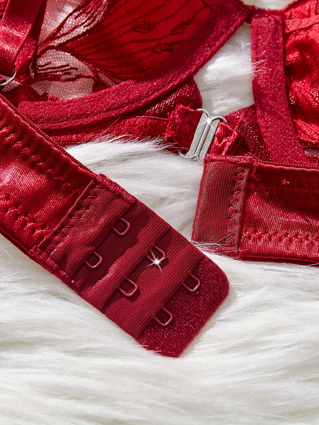 Yevropa va Amerika uchun ayollar uchun yangi ultra-ingichka dantel ichki kiyim to'plami, dantel bezaklari bilan tikilgan brassier va shimlarni o'z ichiga oladi.