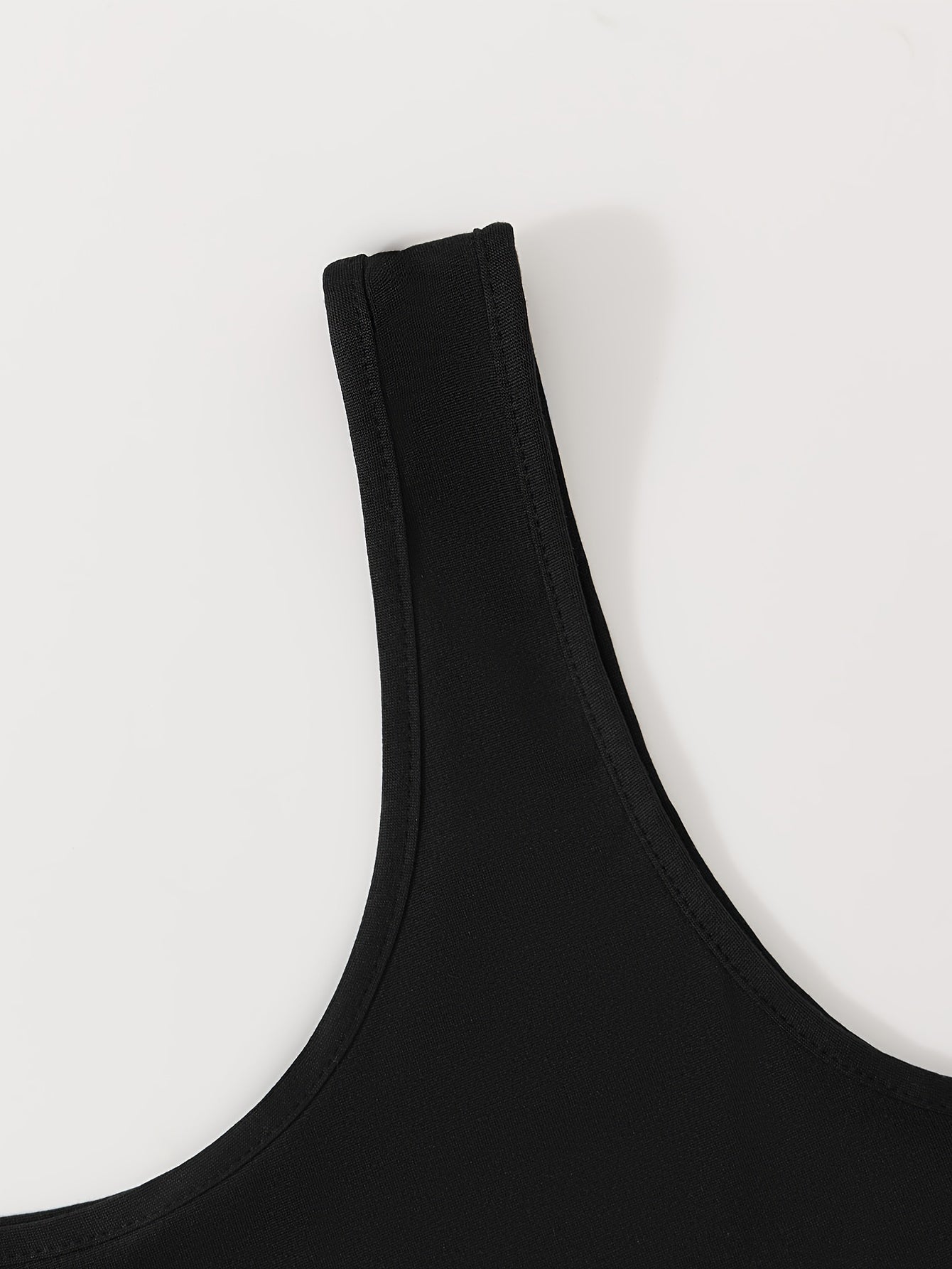 4 dona ayollar uchun pijama to'plami, yengsiz qirq tank, qora, yashil, ko'k va bej rangli plitkali uzun shimlarni o'z ichiga oladi. Yumshoq polyester aralashmasidan tayyorlangan, elastik bel va dantel bezak bilan. Mashinada