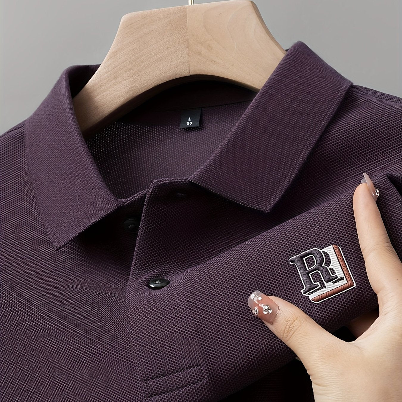 Camisa polo de manga larga para hombre con detalle de letras en relieve hecha de tela de punto 100% poliéster