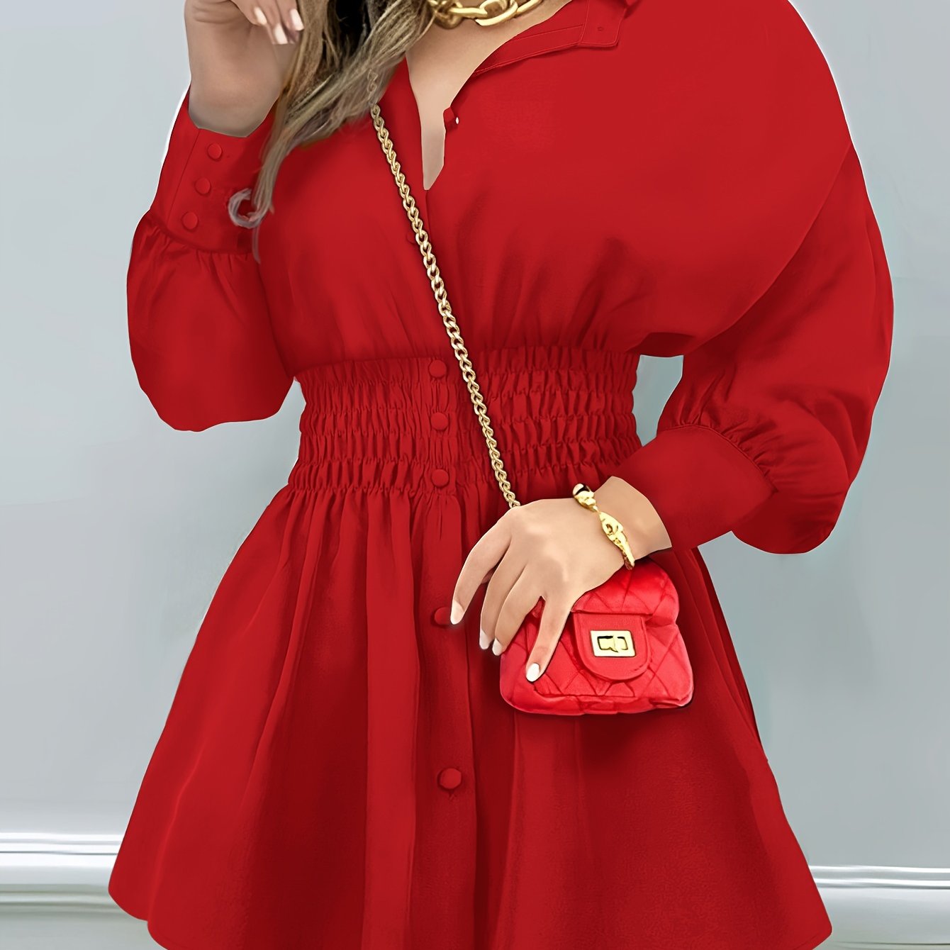 Блузка с длинными рукавами и лацканом, с застежкой на пуговицы и эластичным поясом.