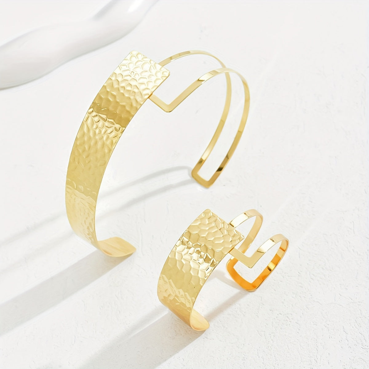 O'ziga xos, jasur shaxsiyat bilaguzuk va chokerni to'plami - Zamonaviy ayol uchun mukammal sovg'a, Yangi yilni nishonlash yoki har qanday kechki uchrashuv yoki partiya kiyimiga joziba qo'shish uchun ideal.