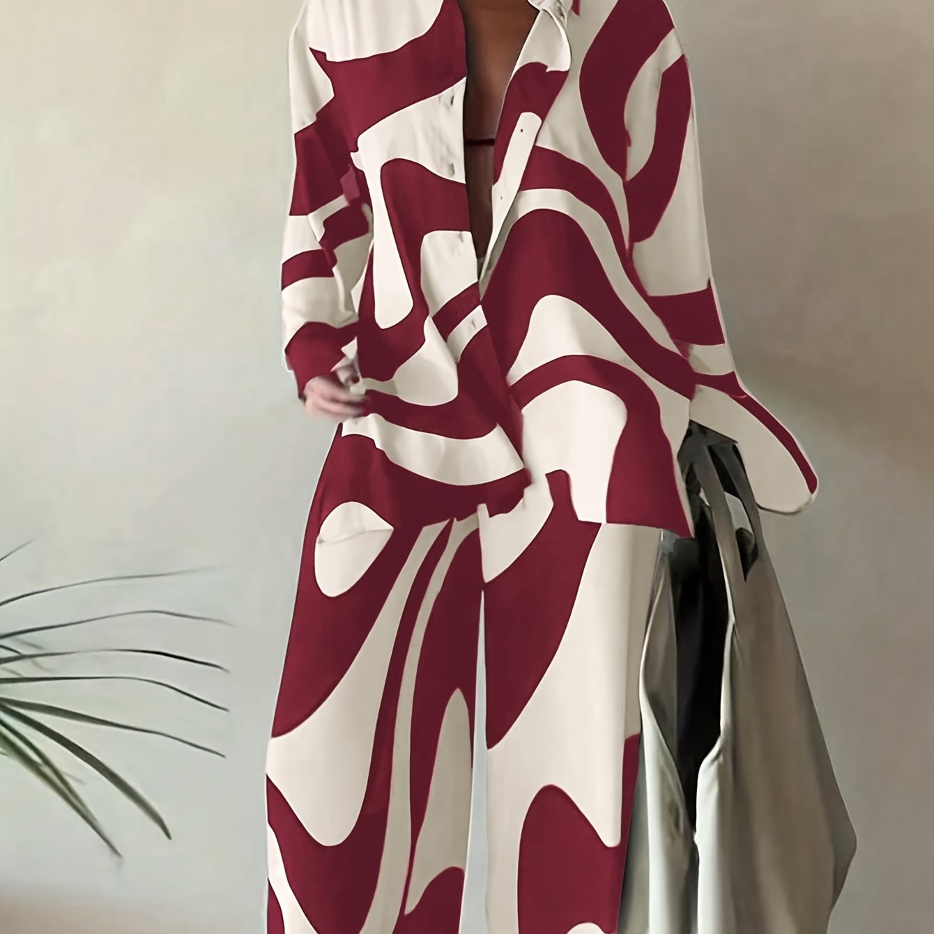 Katta o'lchamdagi ayollar uchun bahor kiyimlari: tugmachali old qismli ko'ylak bilan zamonaviy rangli blokli shimlar to'plami.