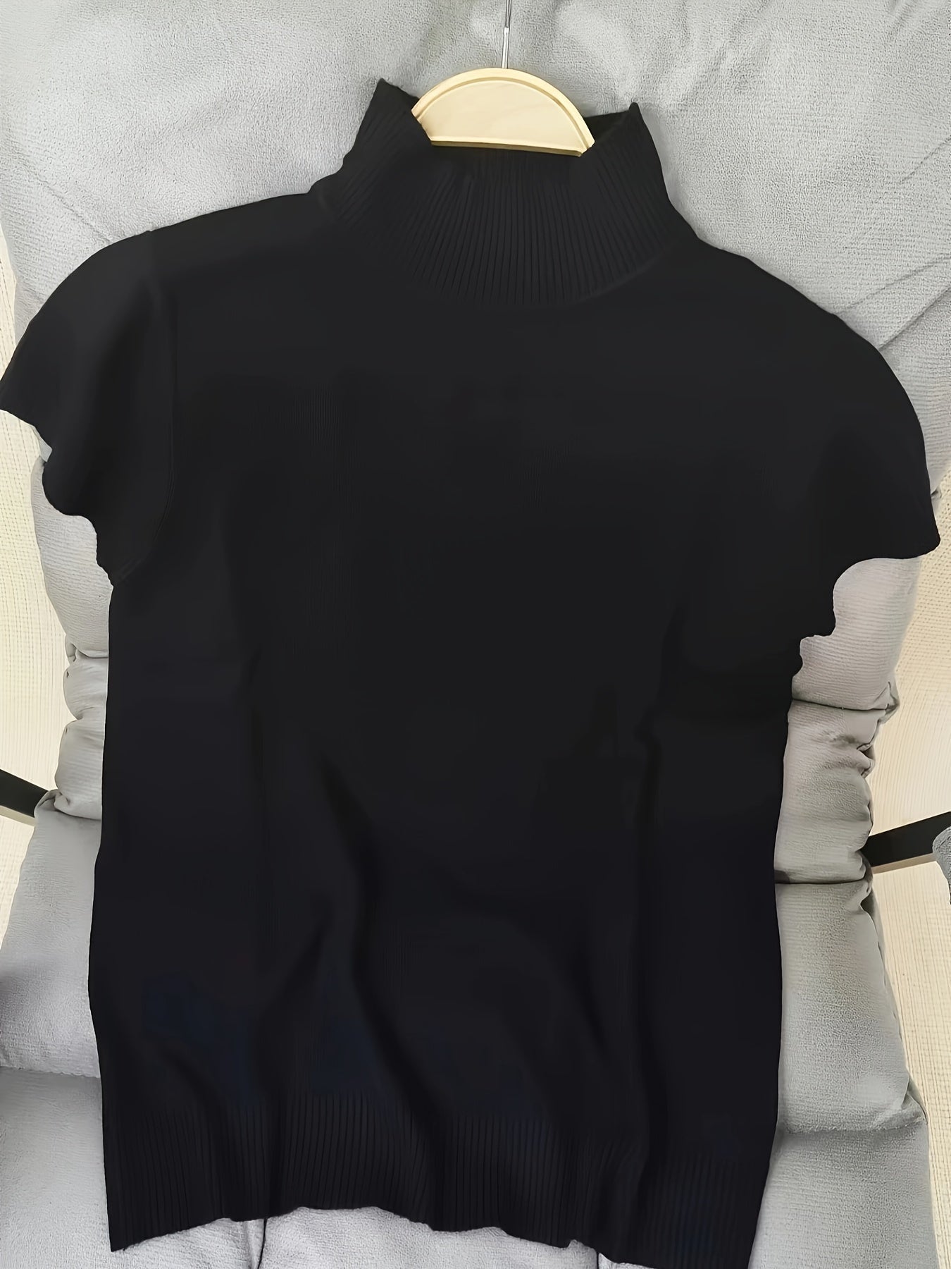 Ayollar uchun engil yuqori bo'yinli, qisqa yengli, bir rangli viskoza matosidan tayyorlangan trikotaj ko'ylak, barcha fasllar uchun mos.