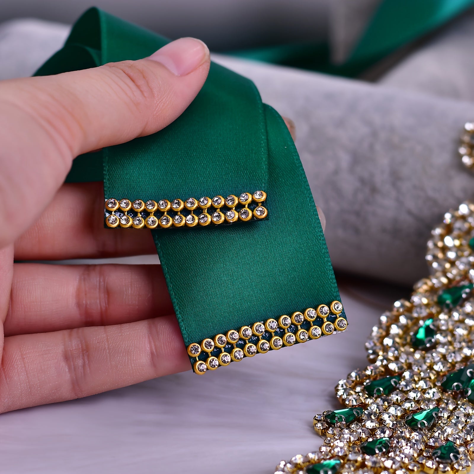Cinturón de cinta de satén verde elegante con detalles de rhinestones para vestidos de novia y de noche