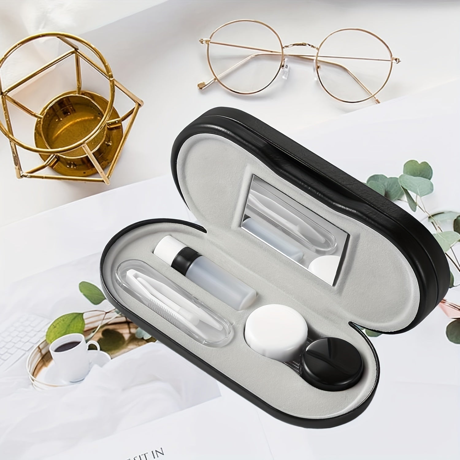 O'zingizga zamonaviy Charmli Ikki Qavatli Ko'zoynak Qutisini oling, ichida qulay ko'zgu bilan - sayohat qilish, uyda foydalanish va ko'zoynaklaringizni xavfsiz va ishonchli saqlash uchun ideal!